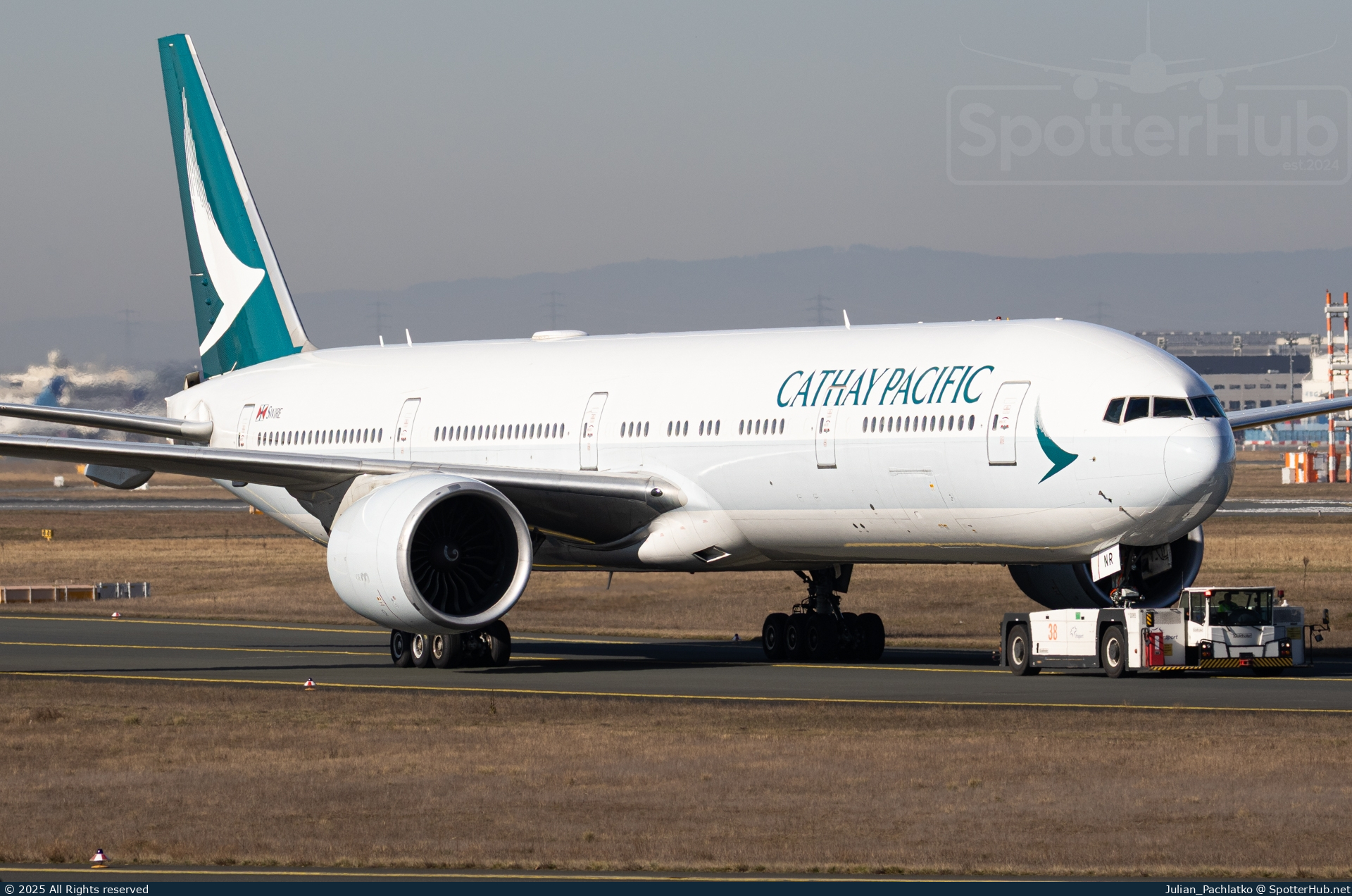 Photo of B-HNR - Boeing 777-367(ER) operated by Cathay Pacific Airways