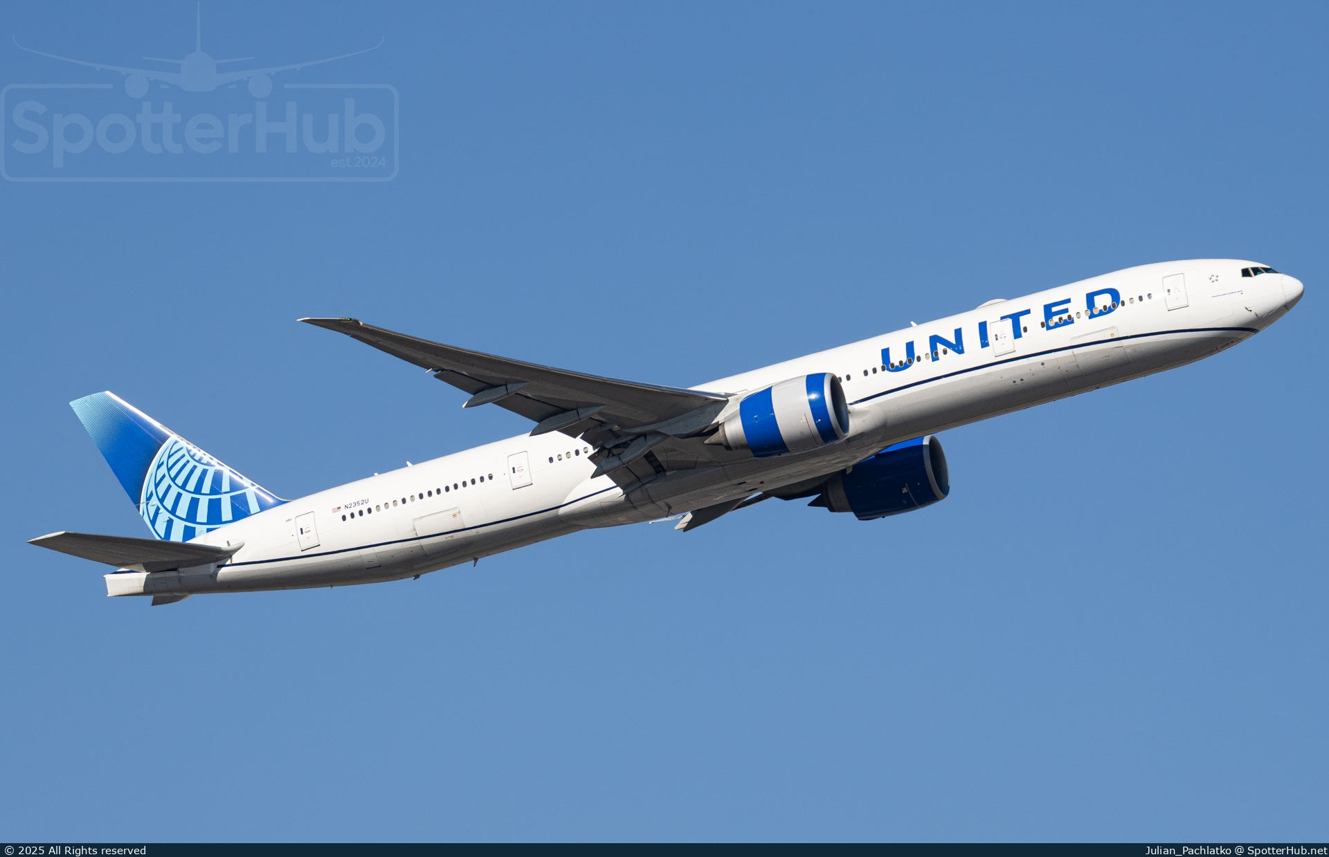 Photo of N2352U - Boeing 777-322(ER) operated by United Airlines