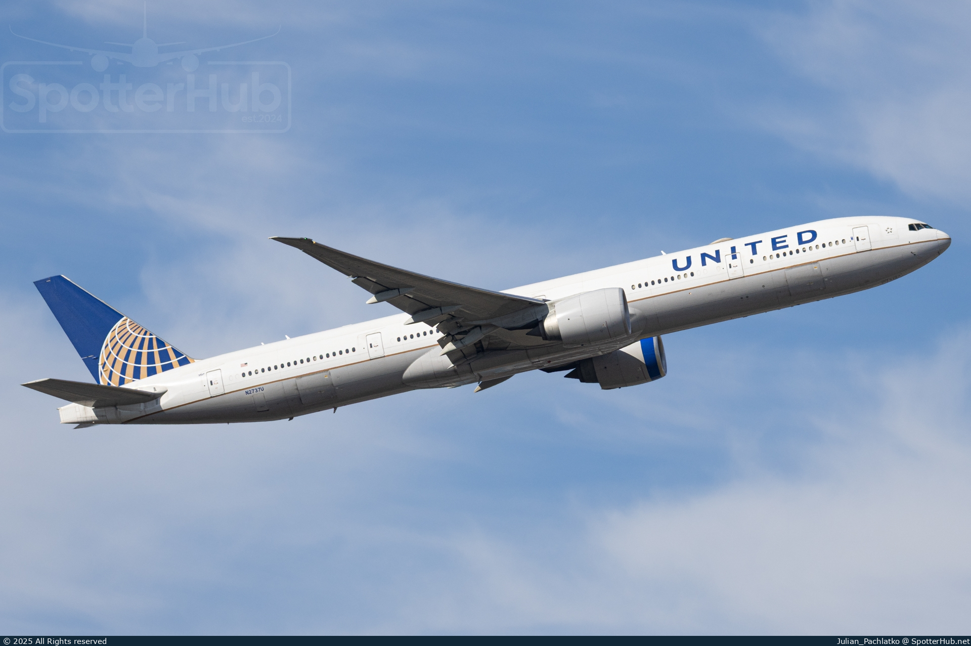 Photo of N2737U - Boeing 777-322(ER) operated by United Airlines