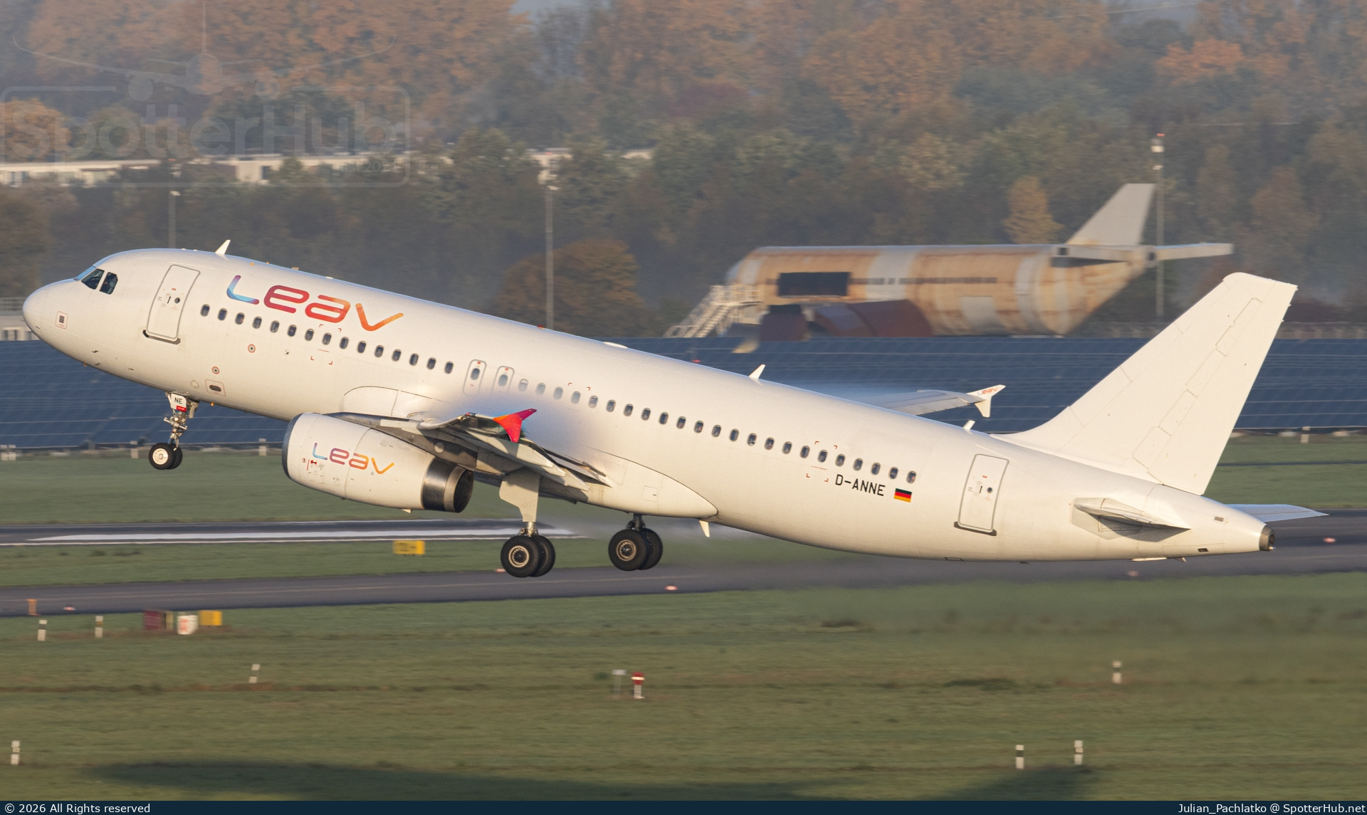Photo of D-ANNE - Airbus A320-232 operated by LEAV Aviation