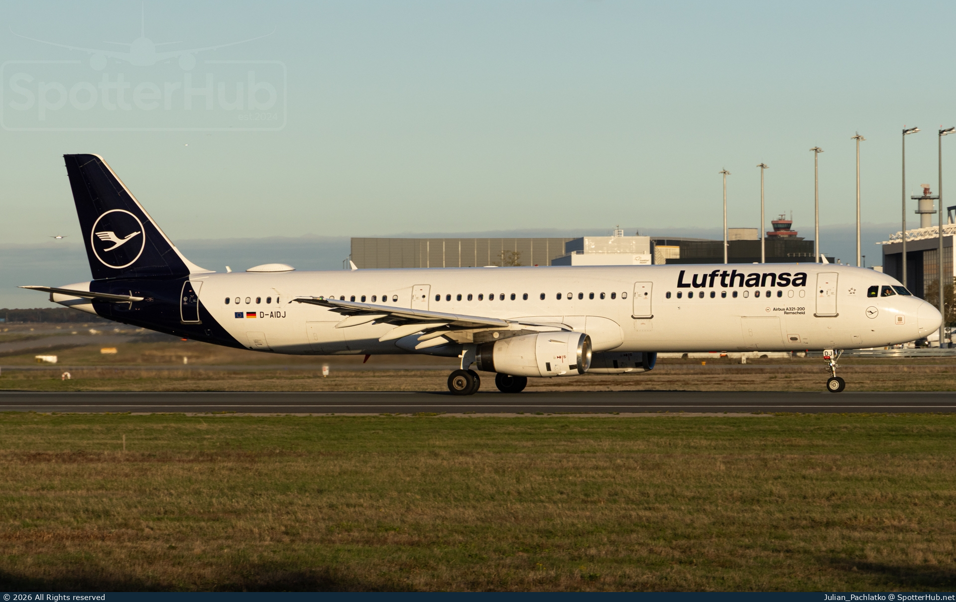 Photo of D-AIDJ - Airbus A321-231 operated by Lufthansa