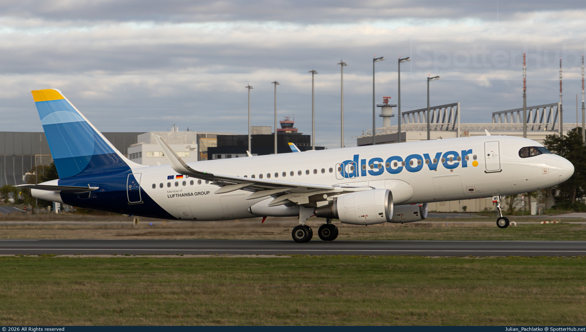 Photo of D-AIWI - Airbus A320-214 operated by Discover Airlines