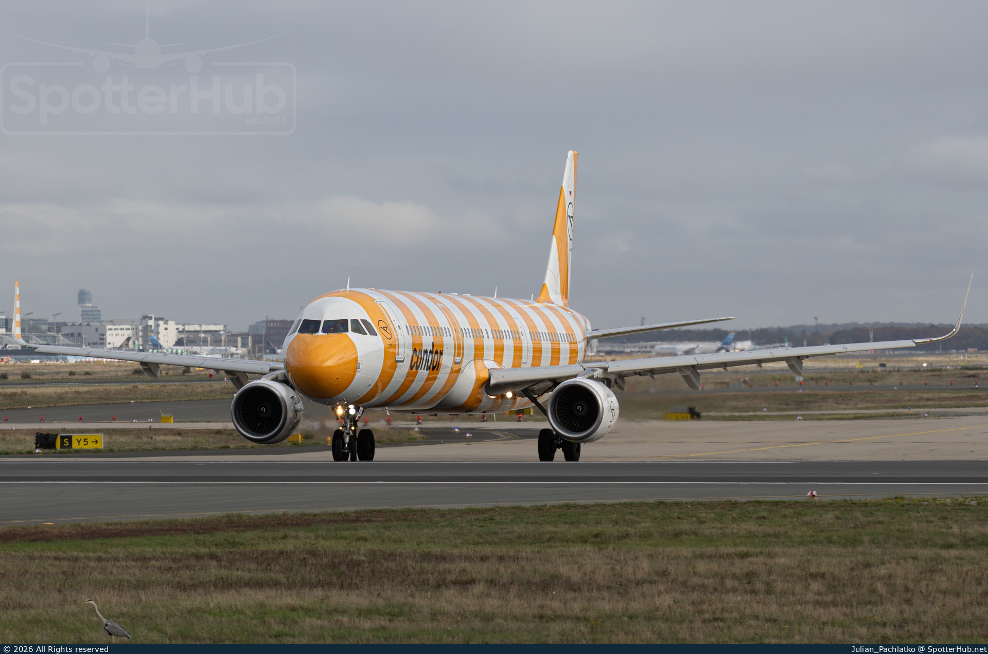 Photo of D-AIAS - Airbus A321-211 operated by Condor