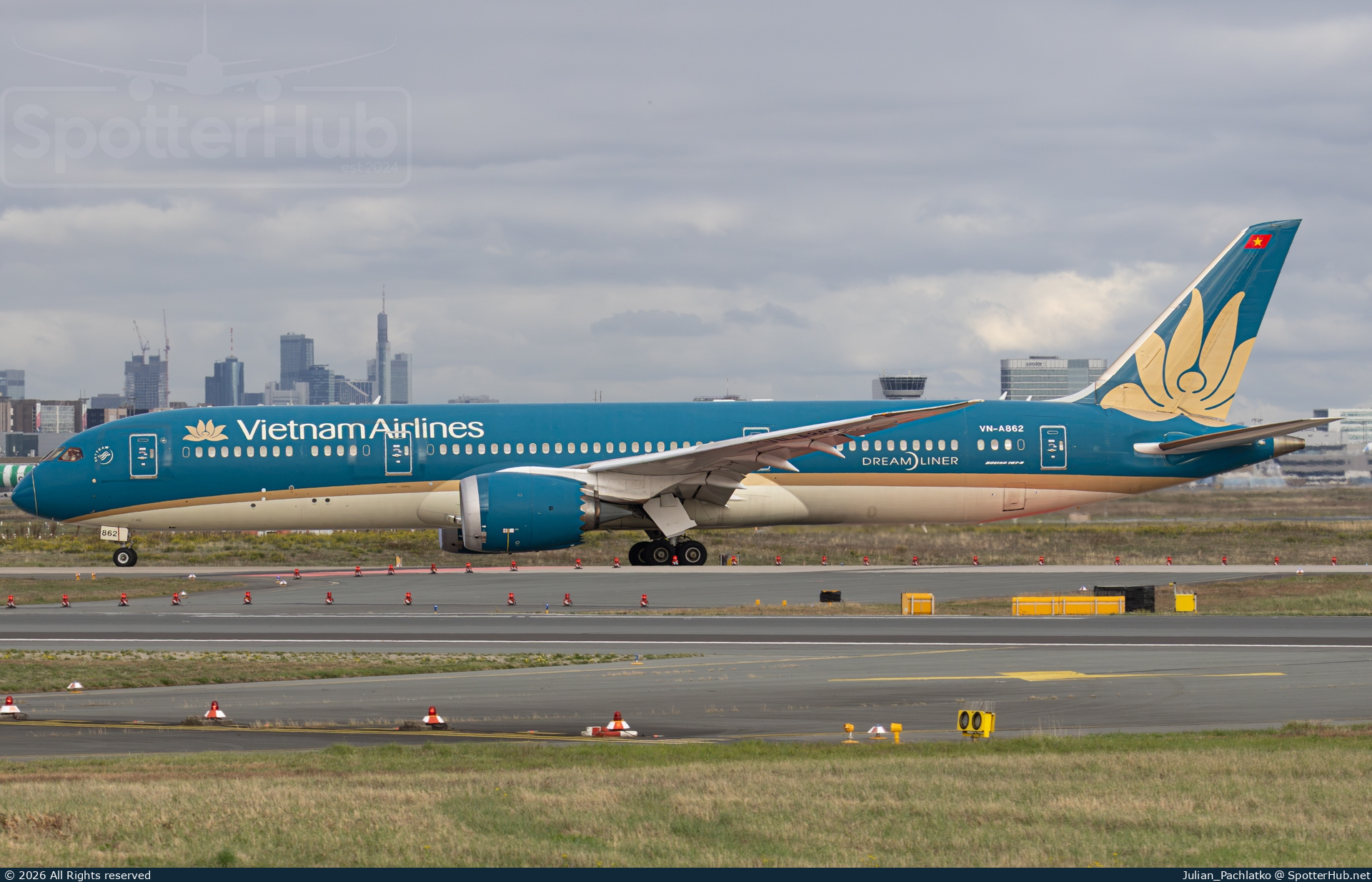 Photo of VN-A862 - Boeing 787-9 Dreamliner operated by Vietnam Airlines