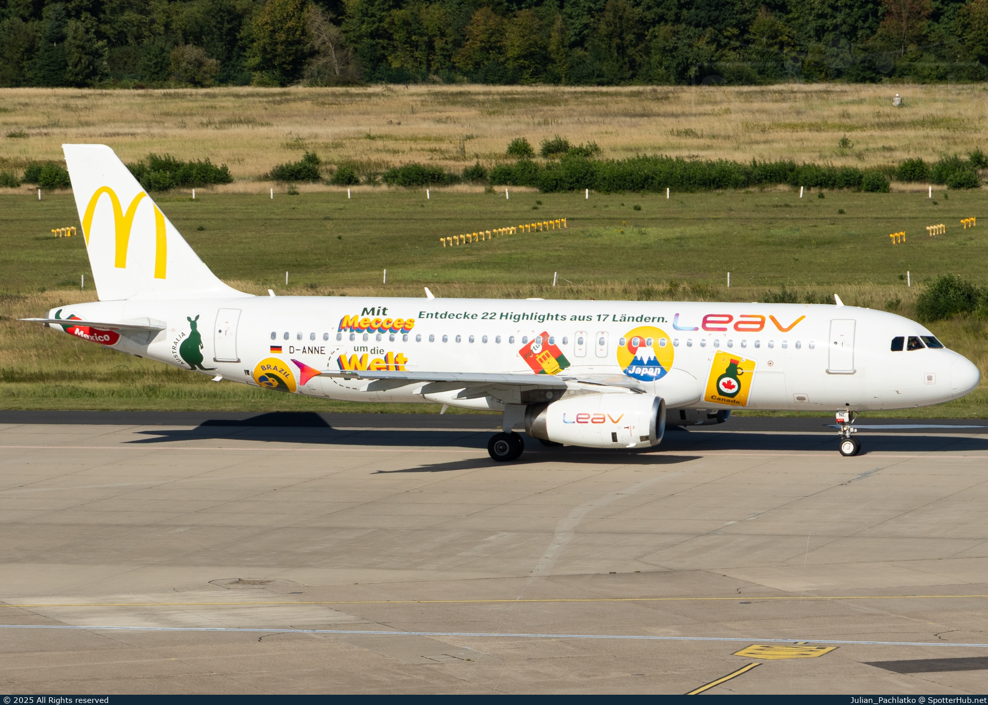 Photo of D-ANNE - Airbus A320-232 operated by LEAV Aviation