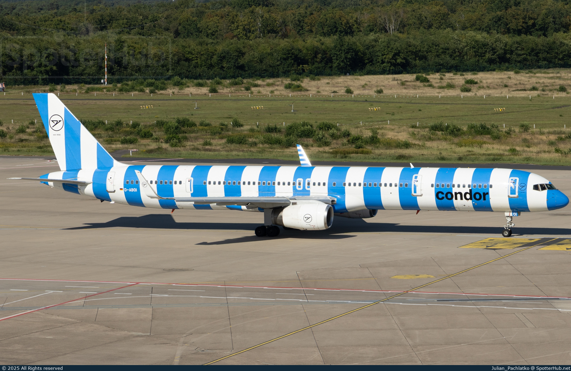 Photo of D-ABOI - Boeing 757-330 operated by Condor