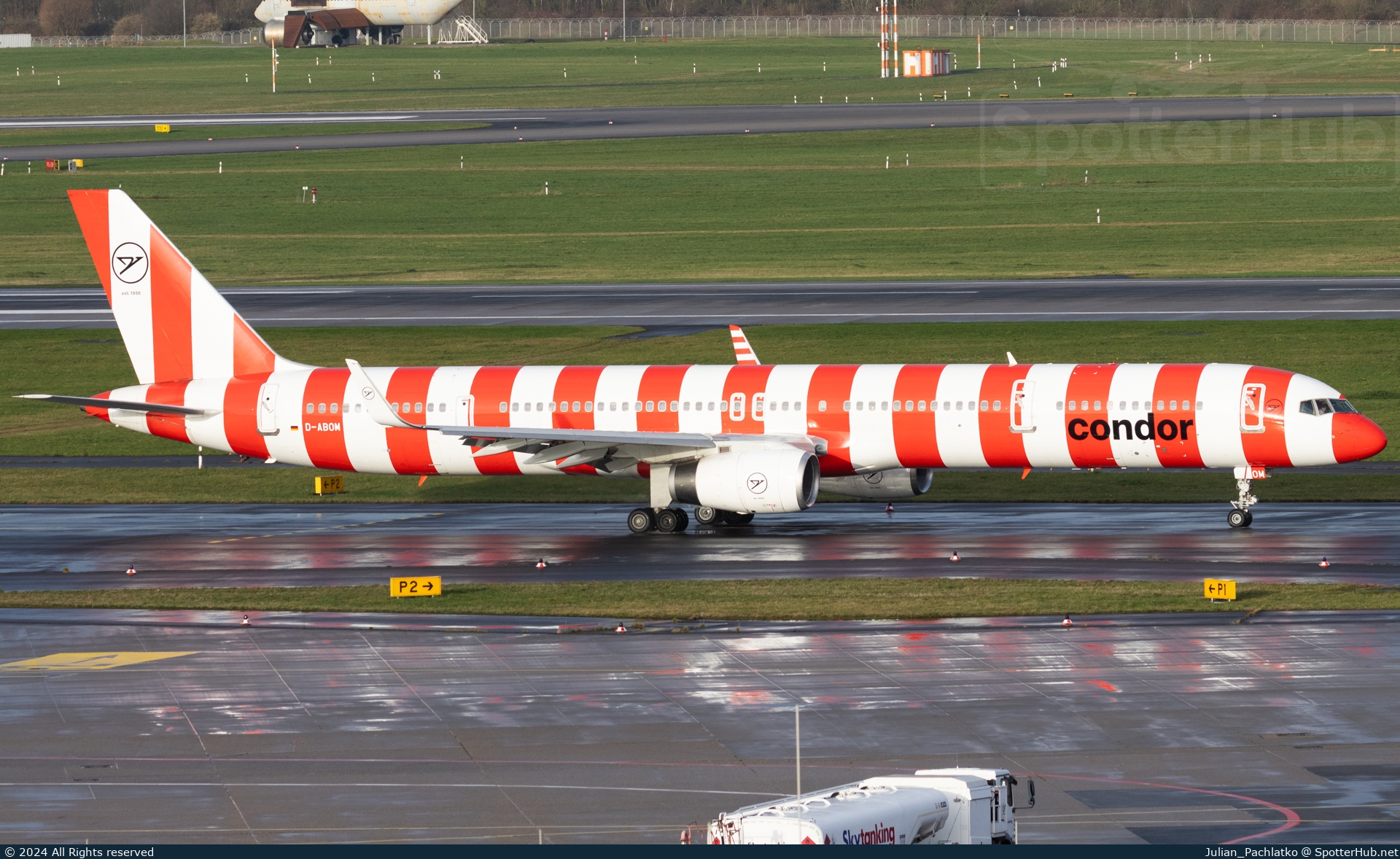 Photo of D-ABOM - Boeing 757-330 operated by Condor