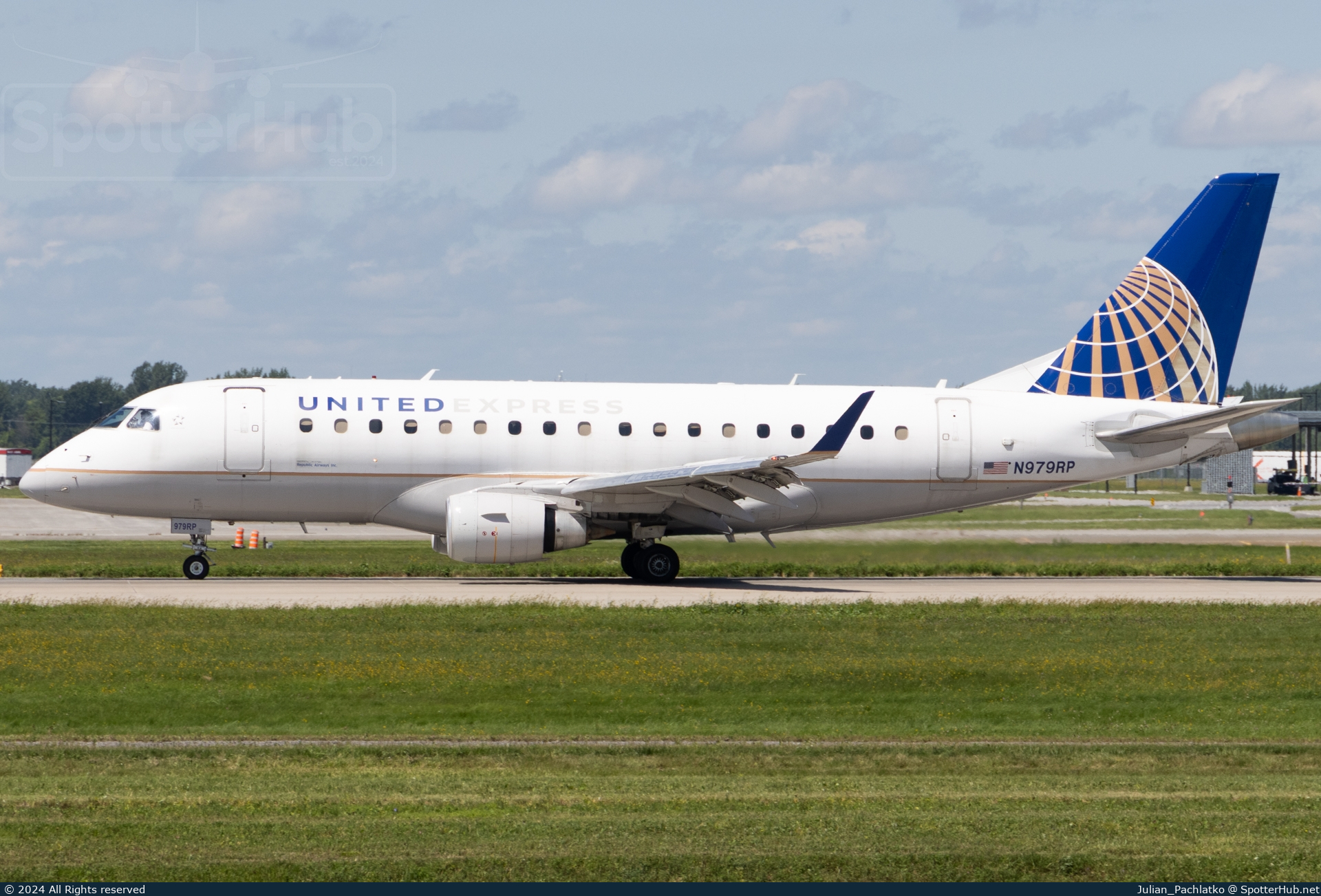 Photo of N979RP - Embraer ERJ-170SE operated by United Express (opb Republic Airways)