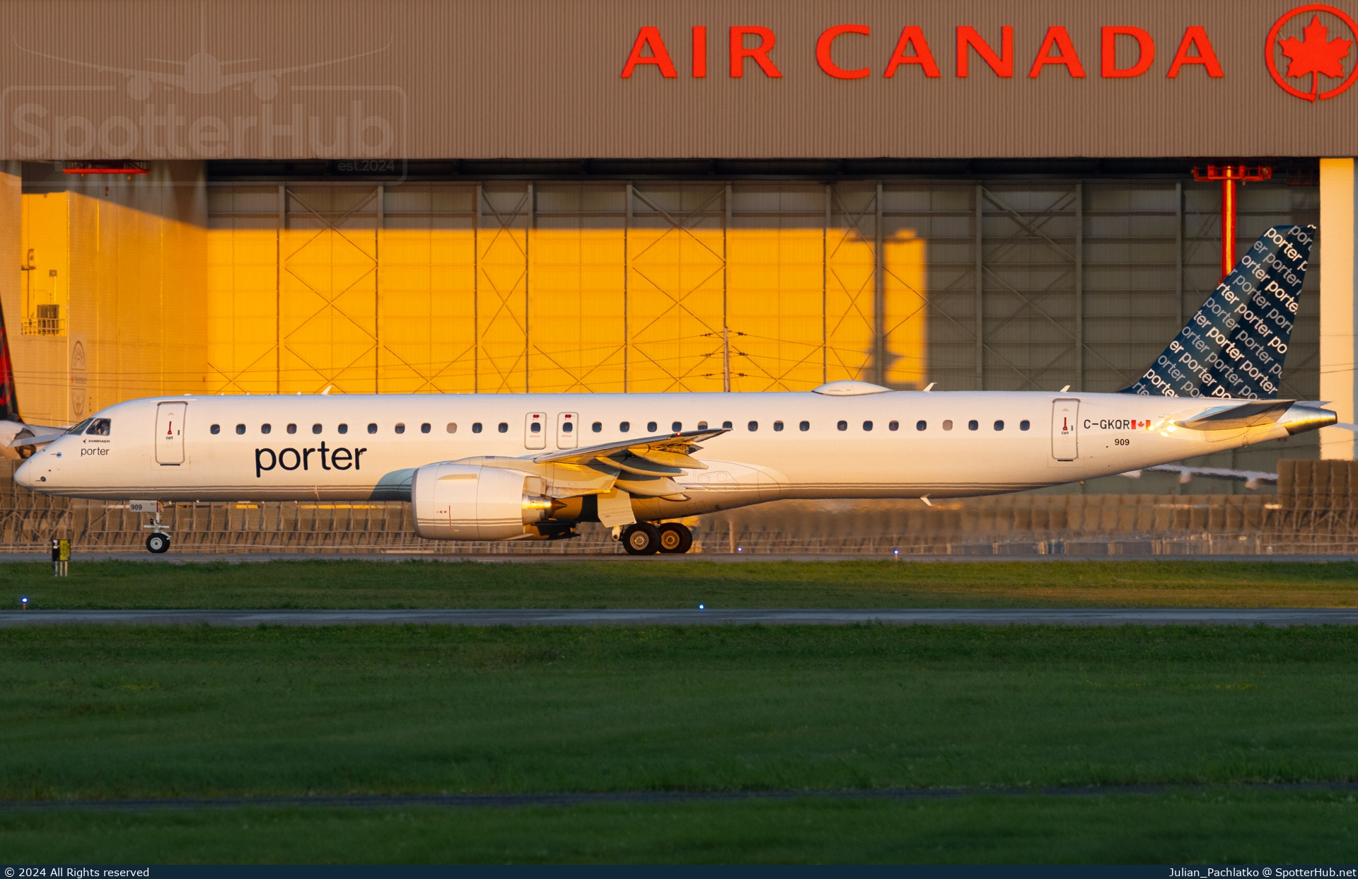 Photo of C-GKQR - Embraer ERJ-195-E2 operated by Porter Airlines