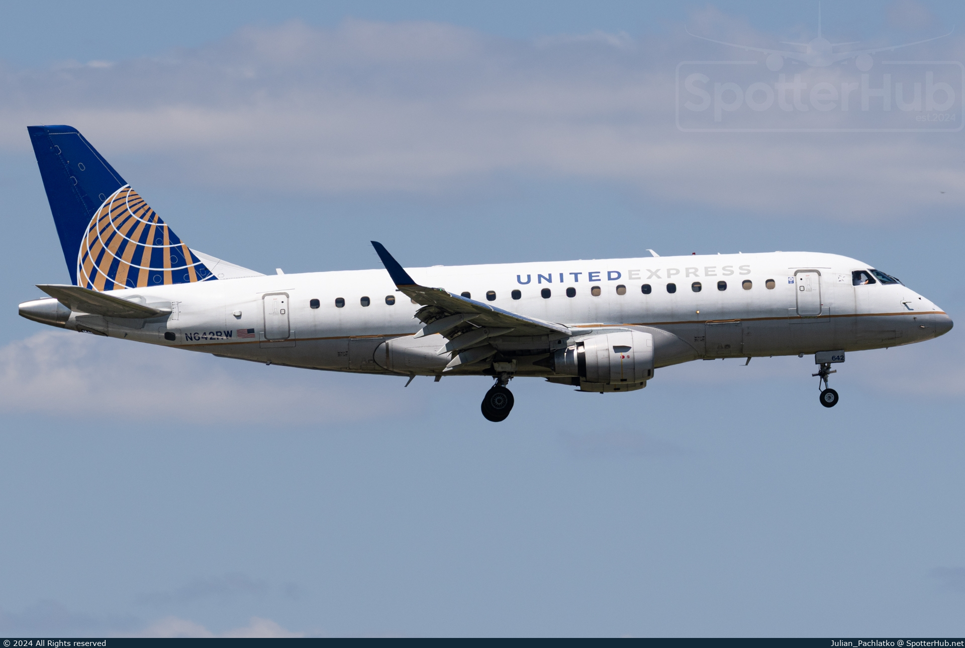 Photo of N642RW - Embraer ERJ-170SE operated by United Express (opb Republic Airways)