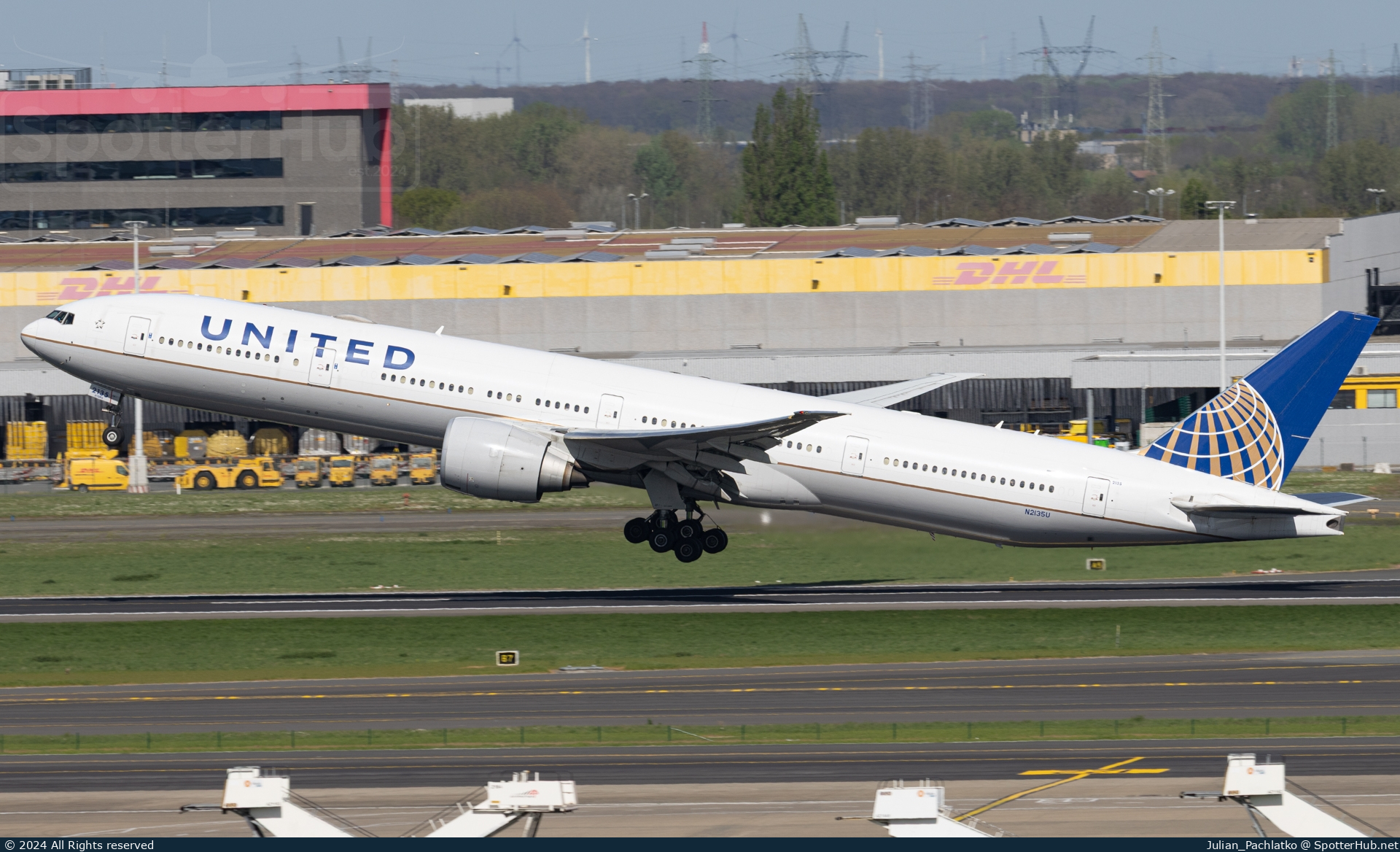 Photo of N2135U - Boeing 777-322(ER) operated by United Airlines