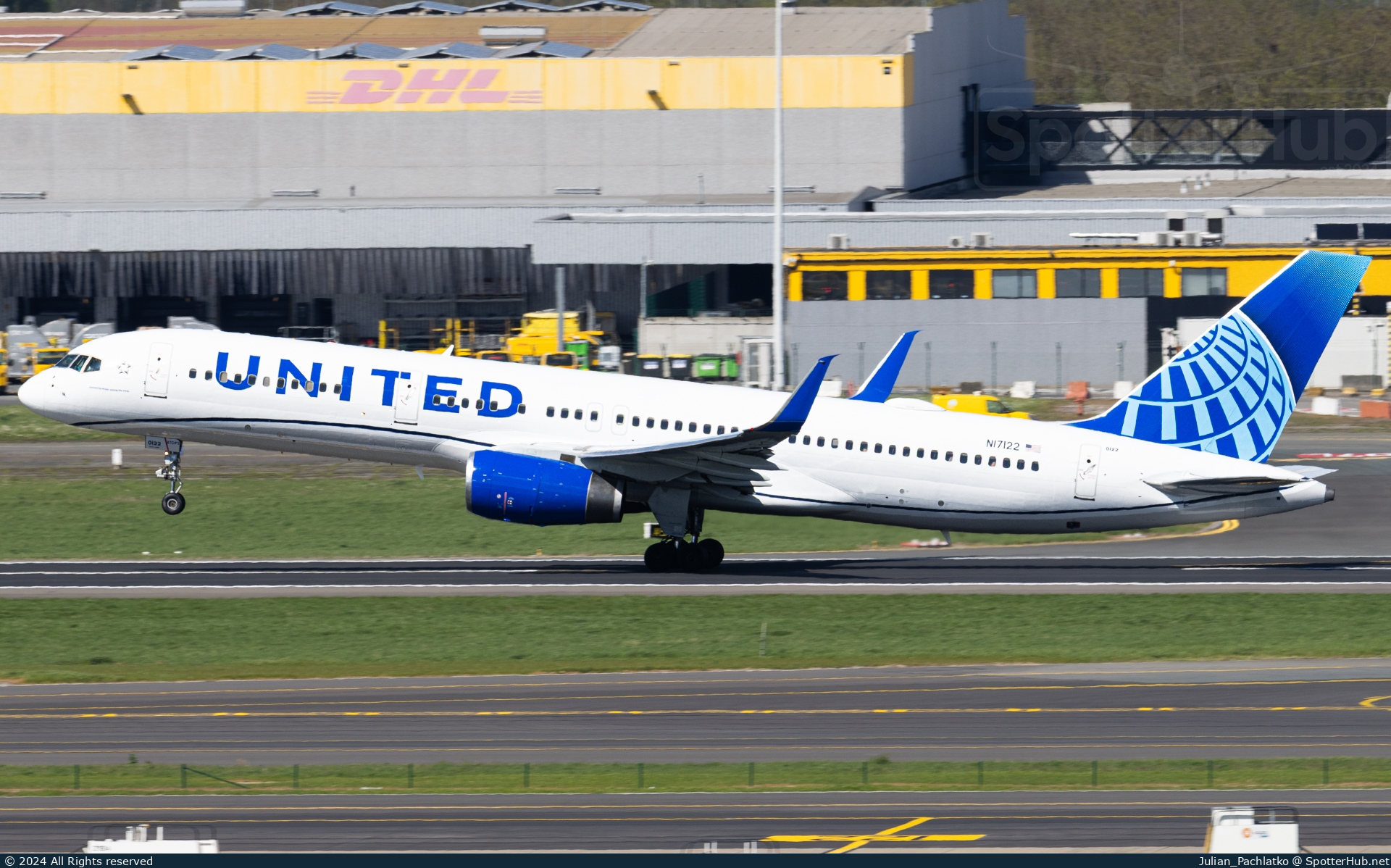 Photo of N17122 - Boeing 757-224 operated by United Airlines