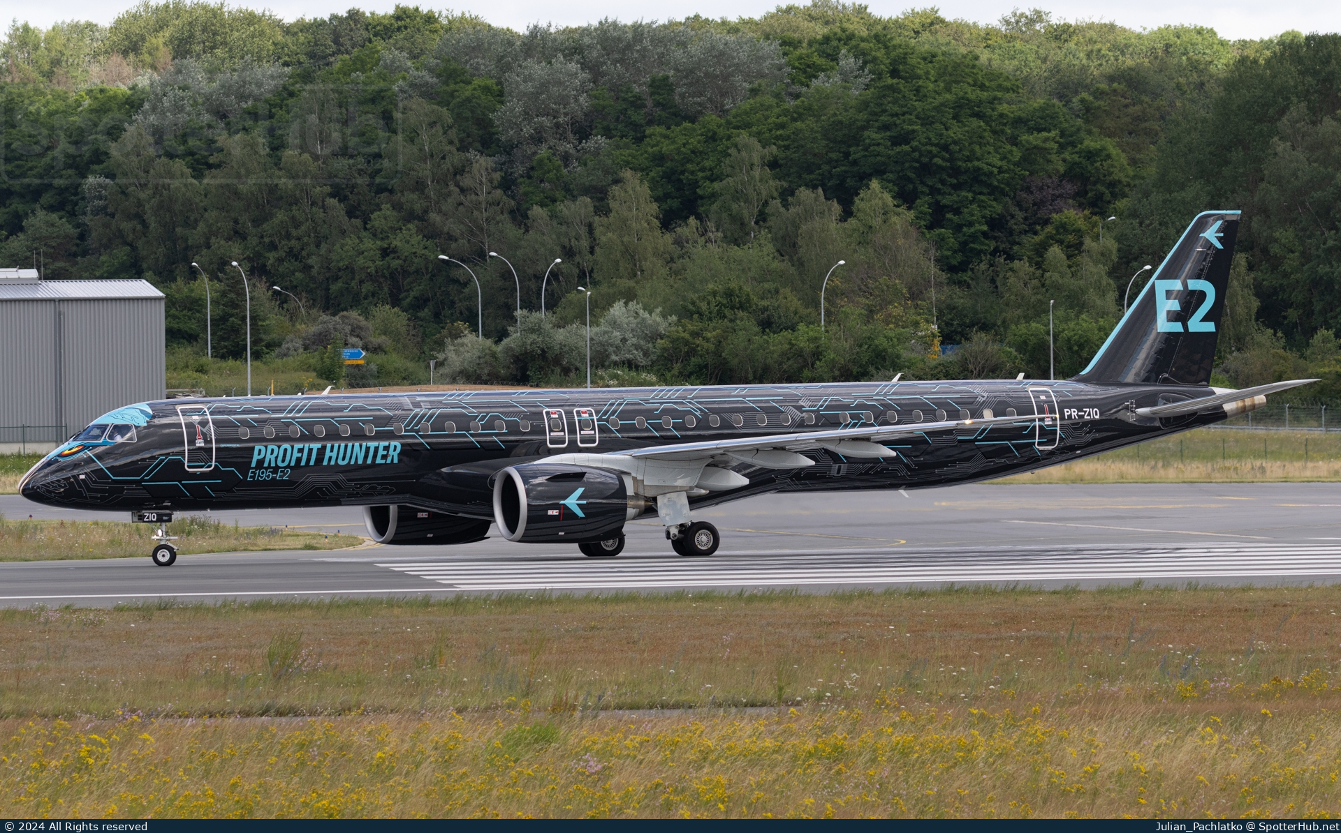 Photo of PR-ZIQ - Embraer ERJ-195-E2 operated by Embraer