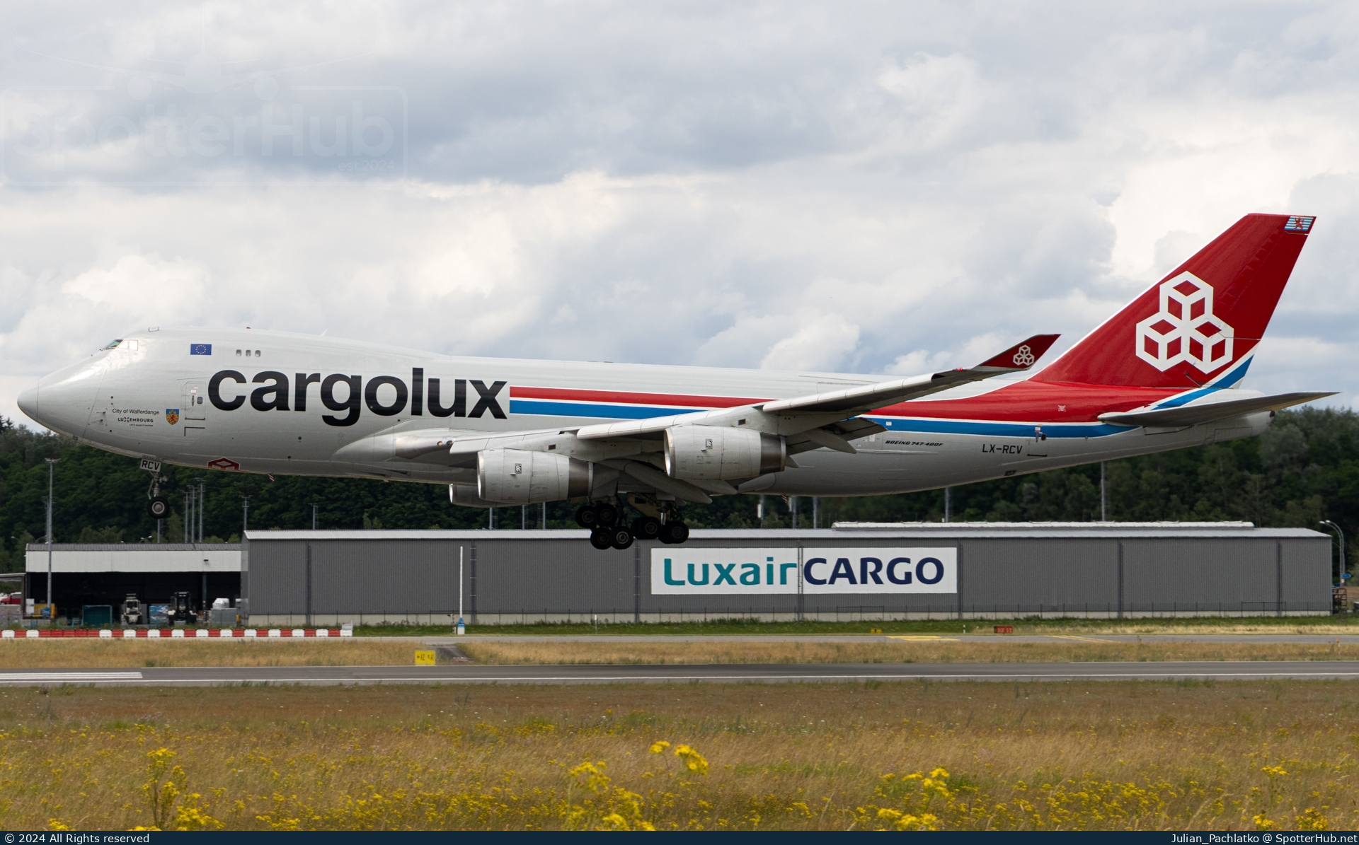 Photo of LX-RCV - Boeing 747-4R7F operated by Cargolux
