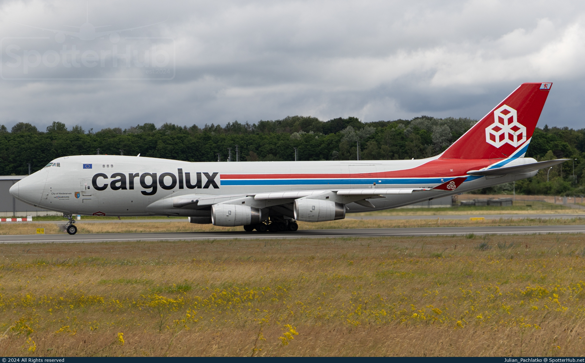 Photo of LX-OCV - Boeing 747-4R7F operated by Cargolux