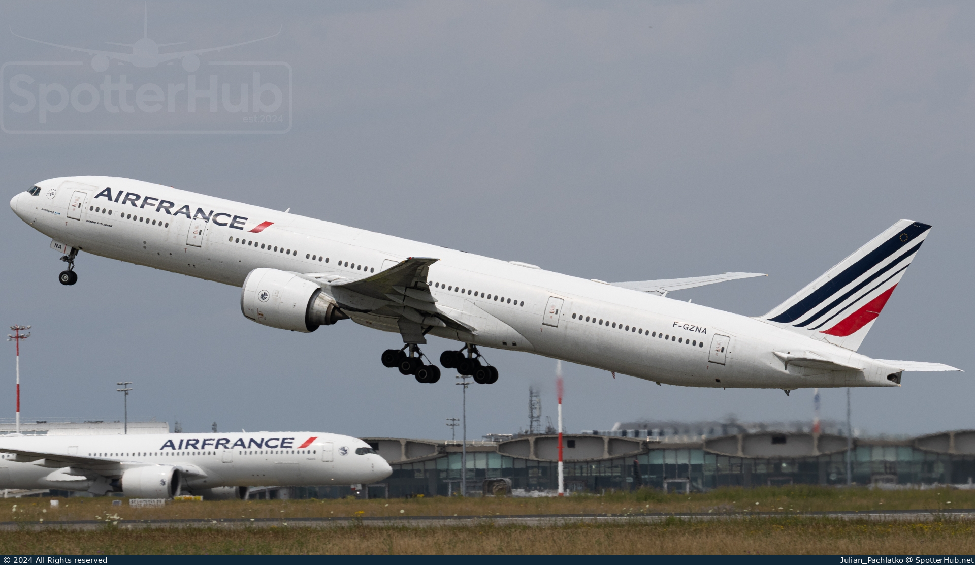 Photo of F-GZNA - Boeing 777-328(ER) operated by Air France