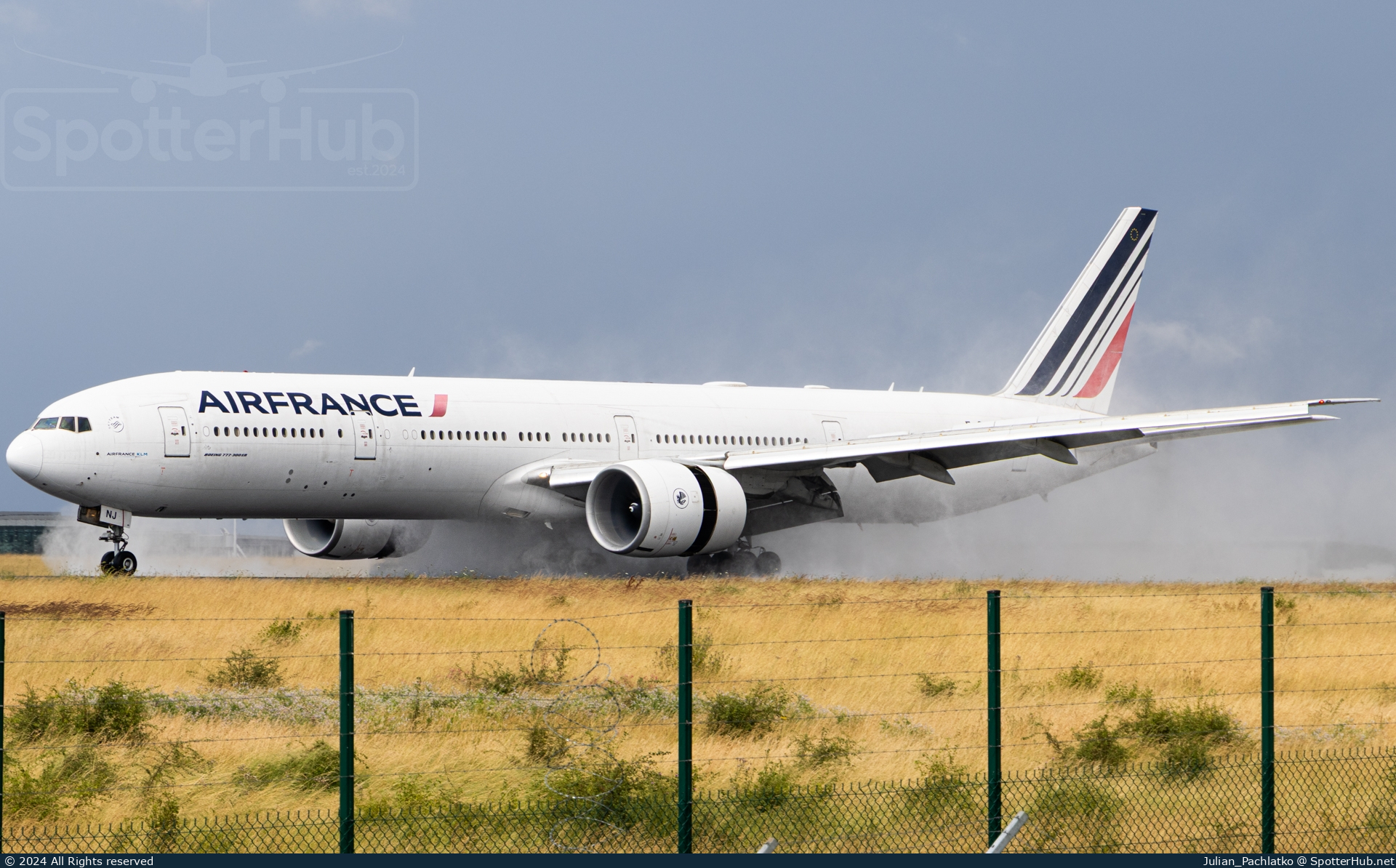 Photo of F-GZNJ - Boeing 777-328(ER) operated by Air France