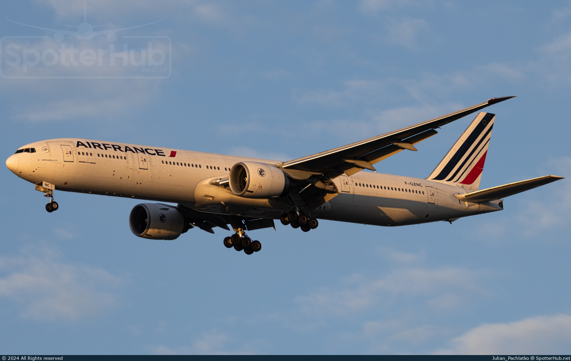 Photo of F-GZNC - Boeing 777-328(ER) operated by Air France