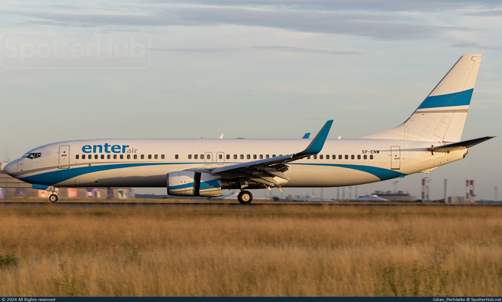 Photo of SP-ENW - Boeing 737-86J operated by Enter Air