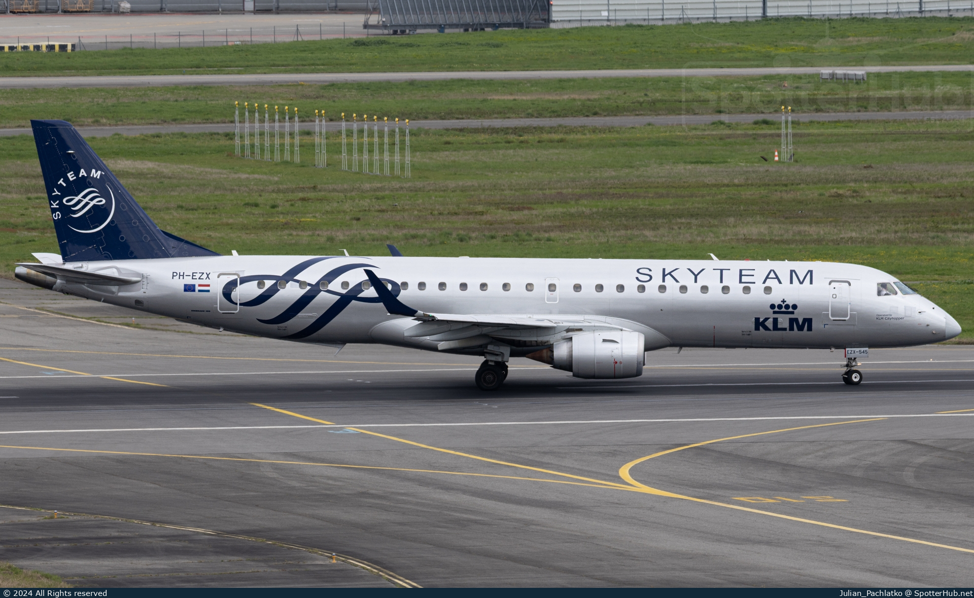 Photo of PH-EZX - Embraer ERJ-190STD operated by KLM Cityhopper