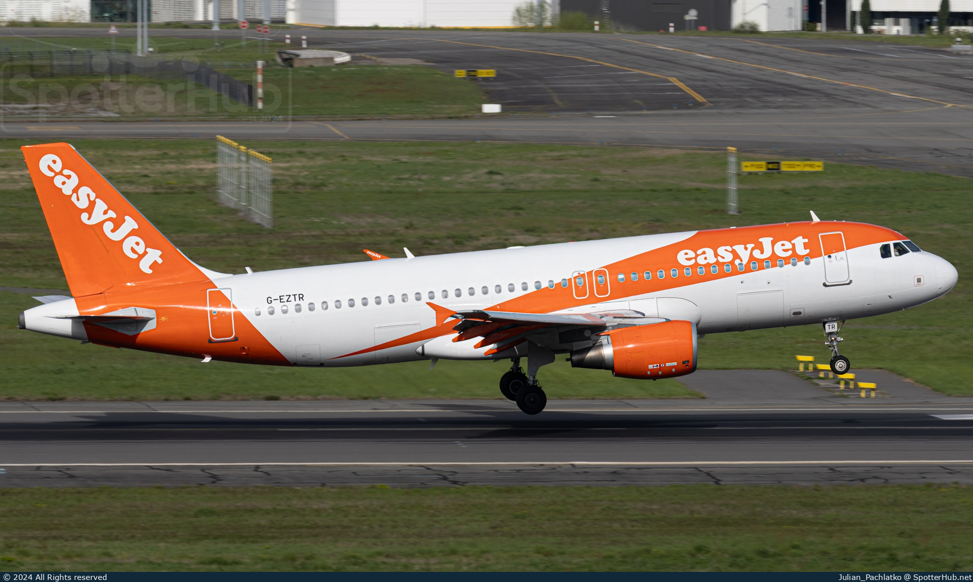 Photo of G-EZTR - Airbus A320-214 operated by easyJet