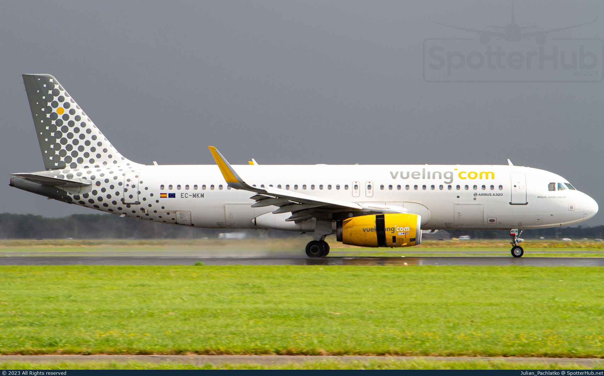 Photo of EC-MKM - Airbus A320-232 operated by Vueling