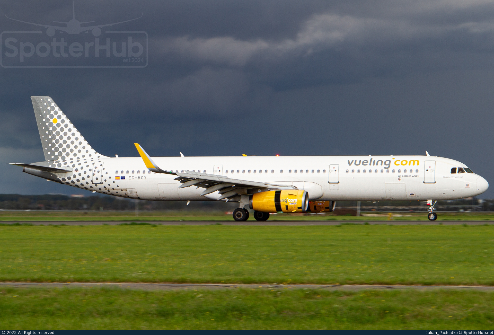 Photo of EC-MGY - Airbus A321-231 operated by Vueling
