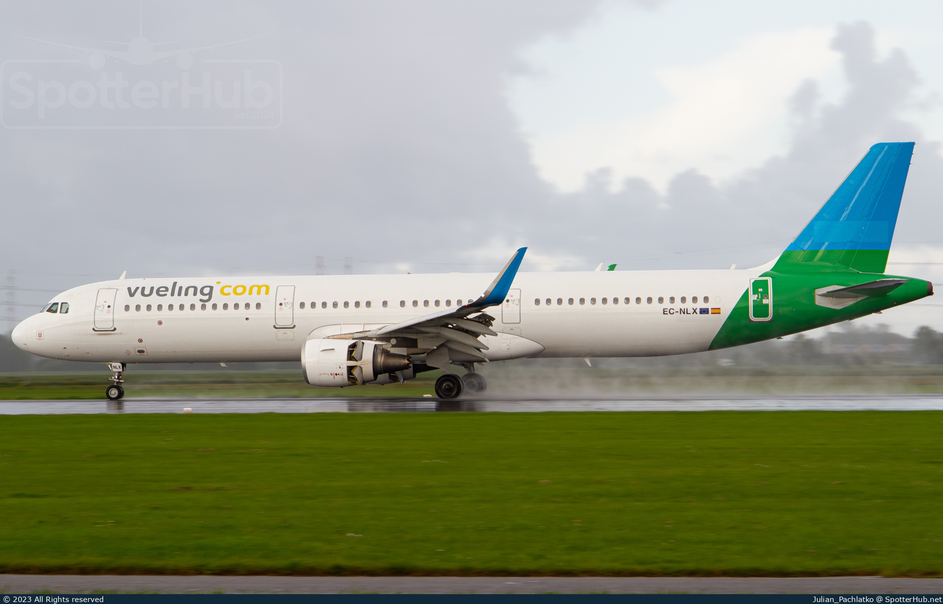Photo of EC-NLX - Airbus A321-211 operated by Vueling
