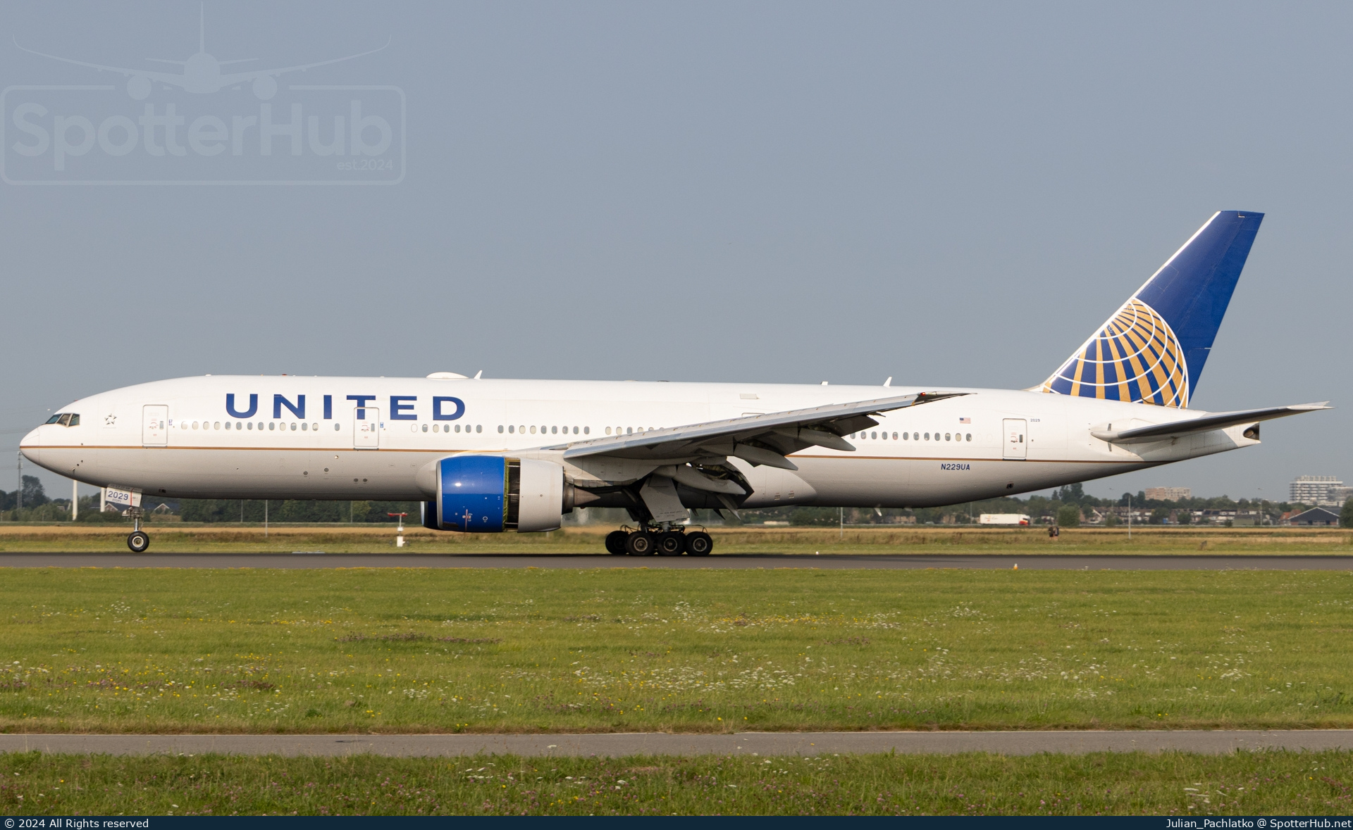Photo of N229UA - Boeing 777-222(ER) operated by United Airlines