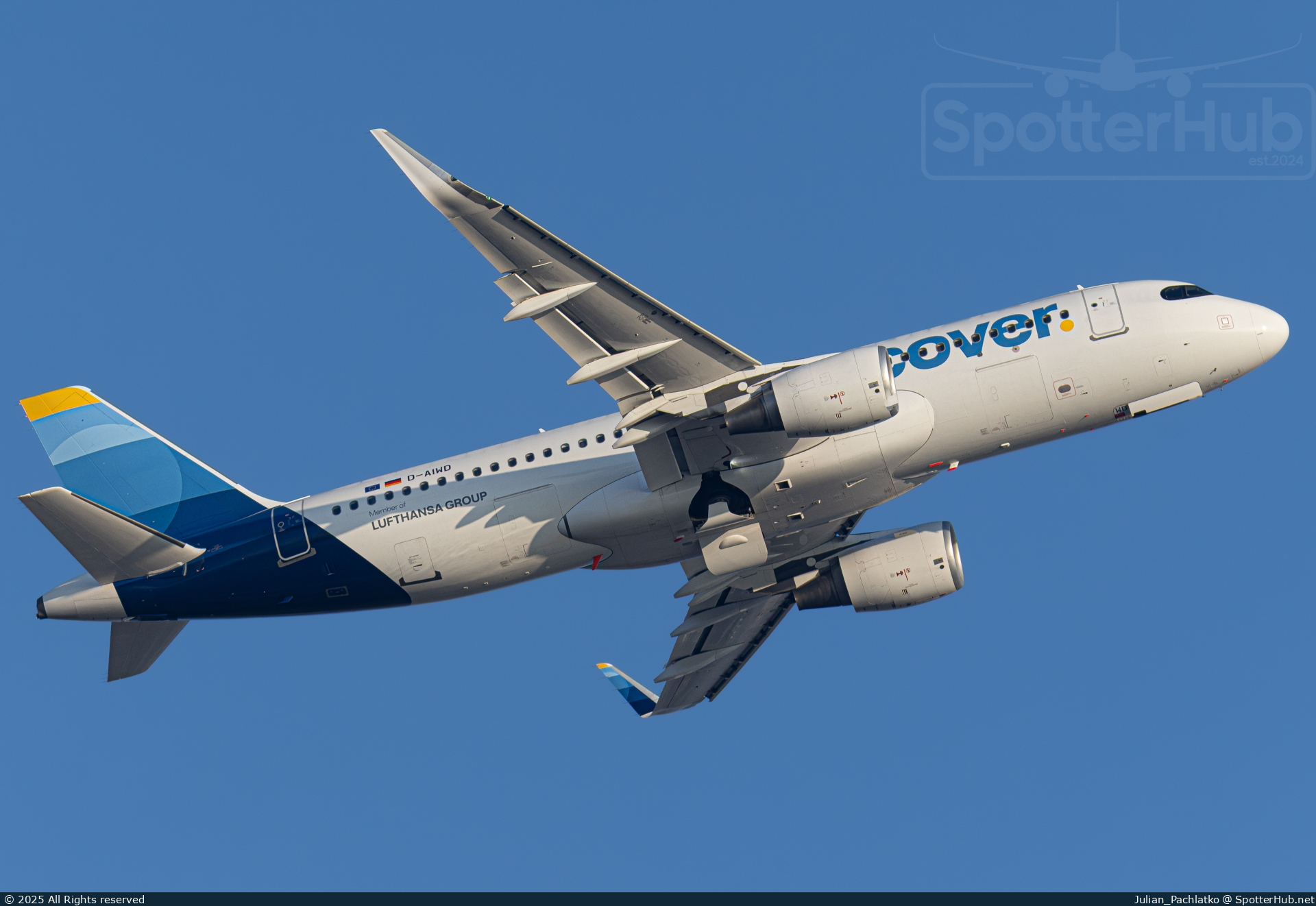 Photo of D-AIWD - Airbus A320-214 operated by Discover Airlines
