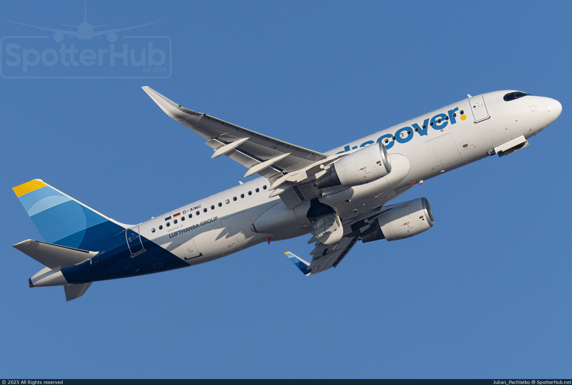 Photo of D-AIWC - Airbus A320-214 operated by Discover Airlines