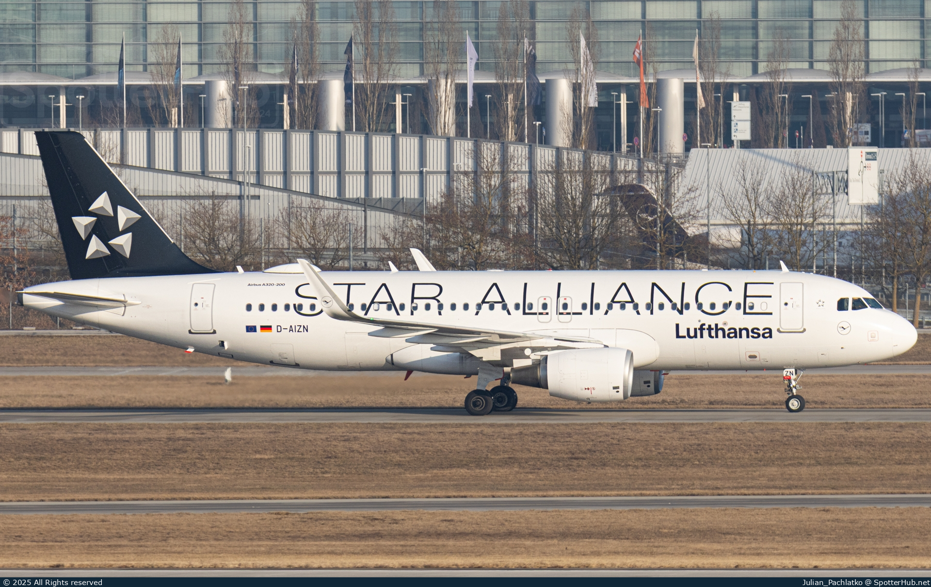 Photo of D-AIZN - Airbus A320-214 operated by Lufthansa