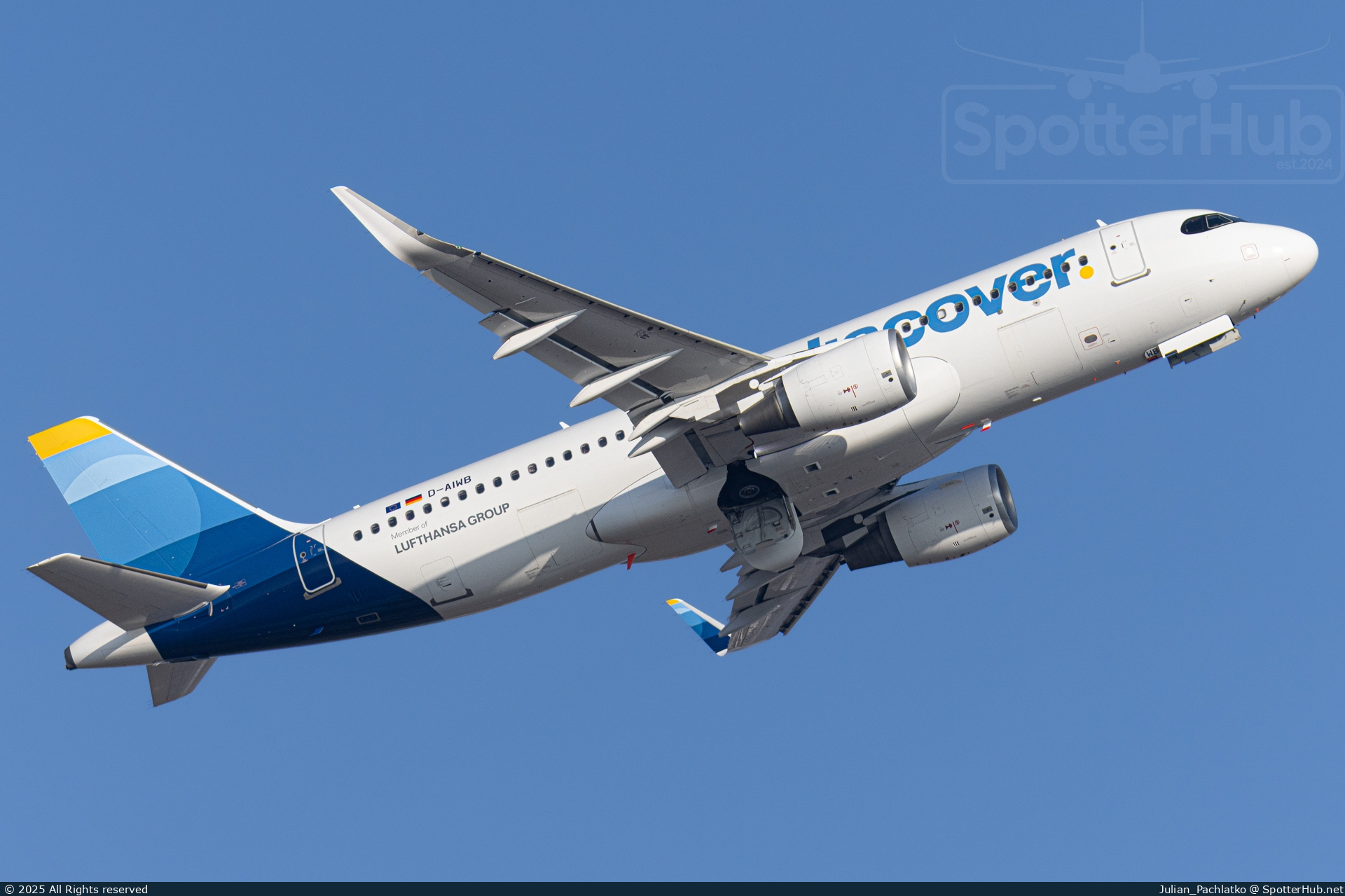 Photo of D-AIWB - Airbus A320-214 operated by Discover Airlines