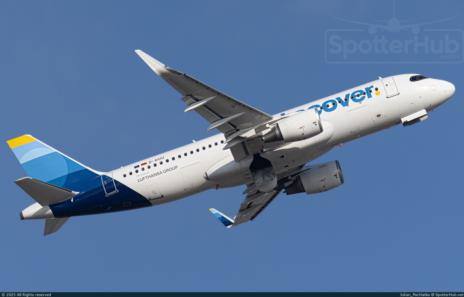 Photo of D-AIUU - Airbus A320-214 operated by Discover Airlines