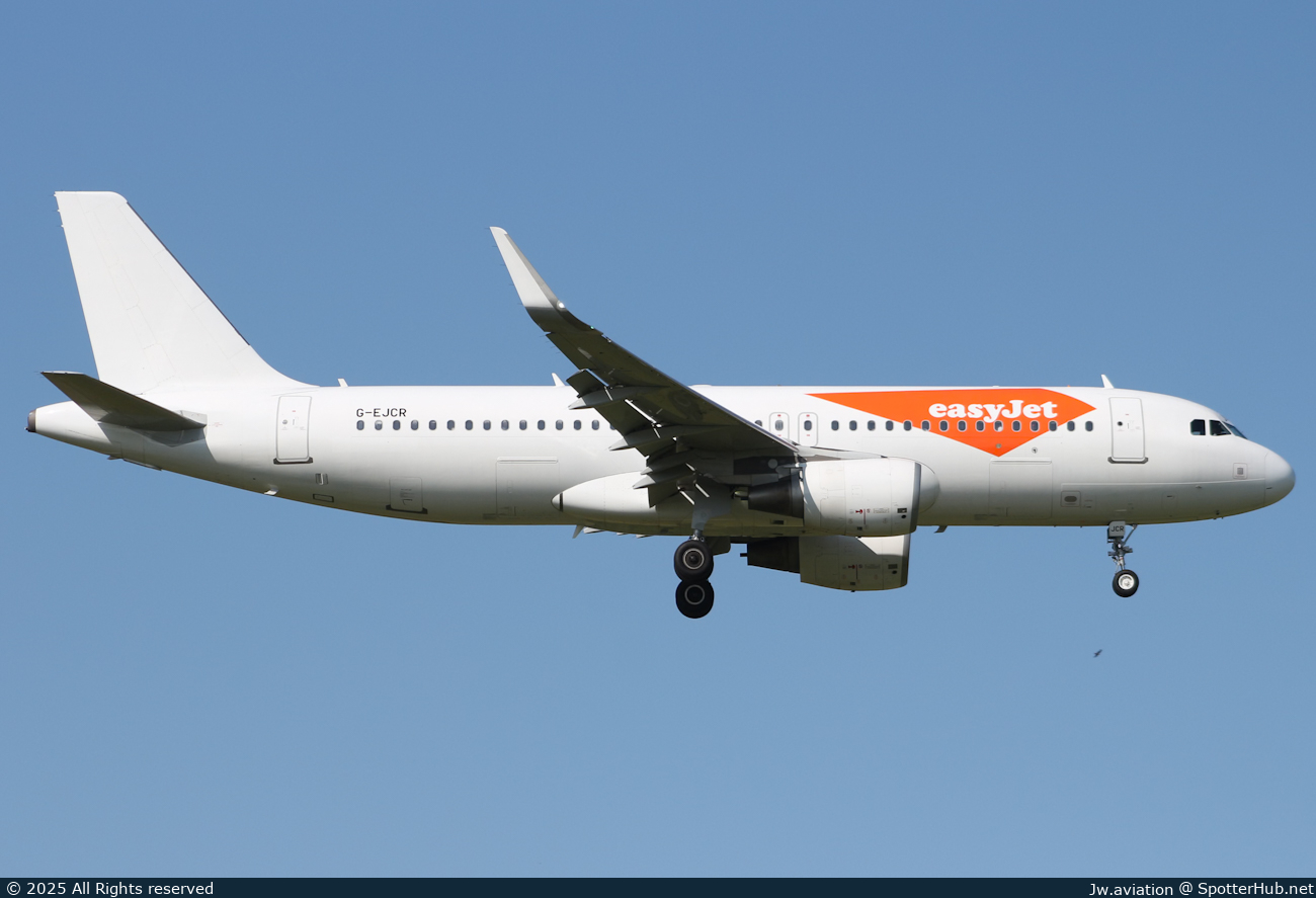Photo of G-EJCR - Airbus A320-214 operated by easyJet
