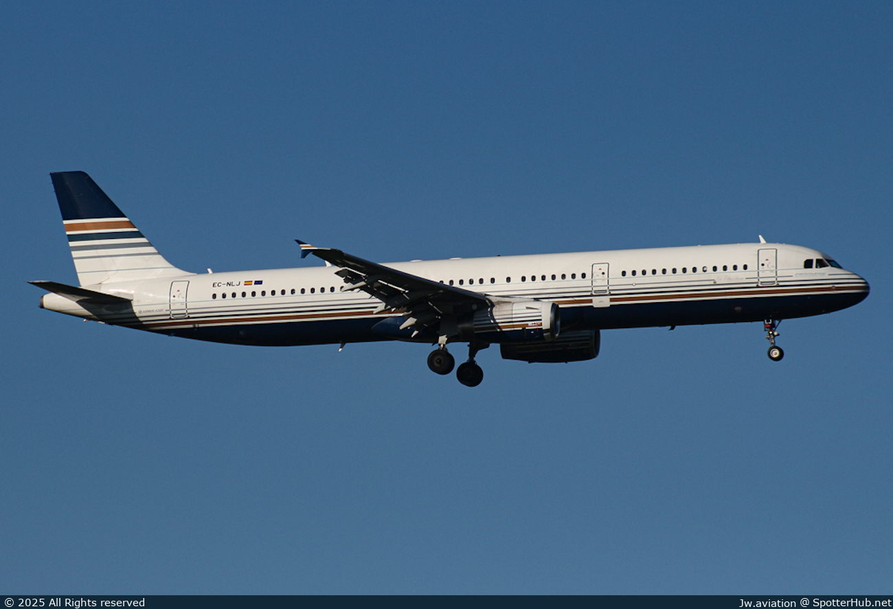Photo of EC-NLJ - Airbus A321-231 operated by Privilege Style