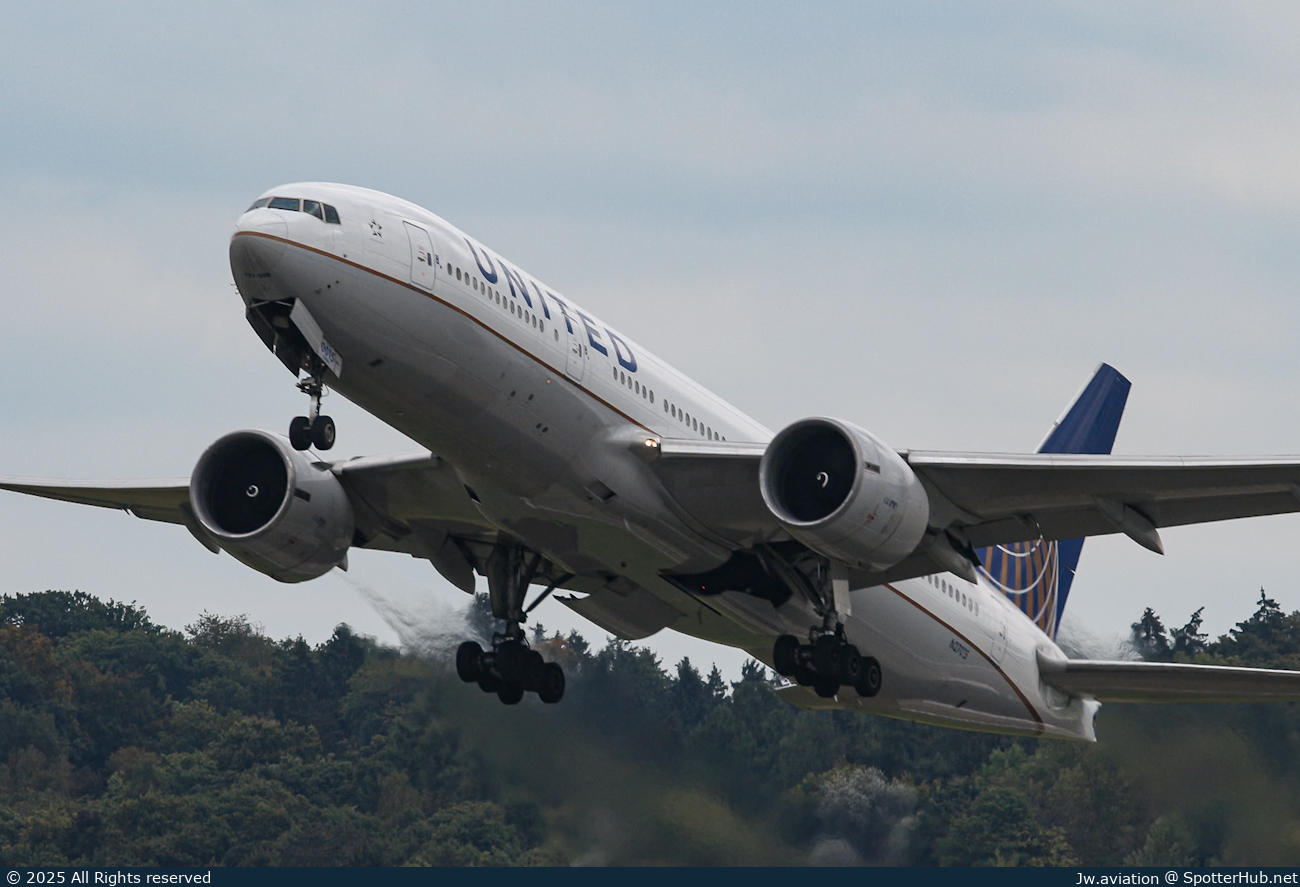 Photo of N27015 - Boeing 777-224(ER) operated by United Airlines