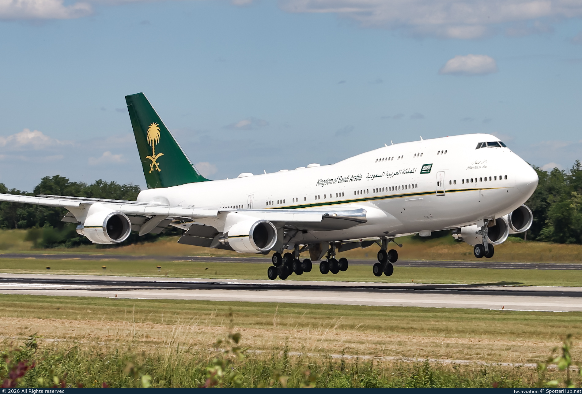 Photo of HZ-HM1 - Boeing 747-468 operated by Saudi Royal Flight