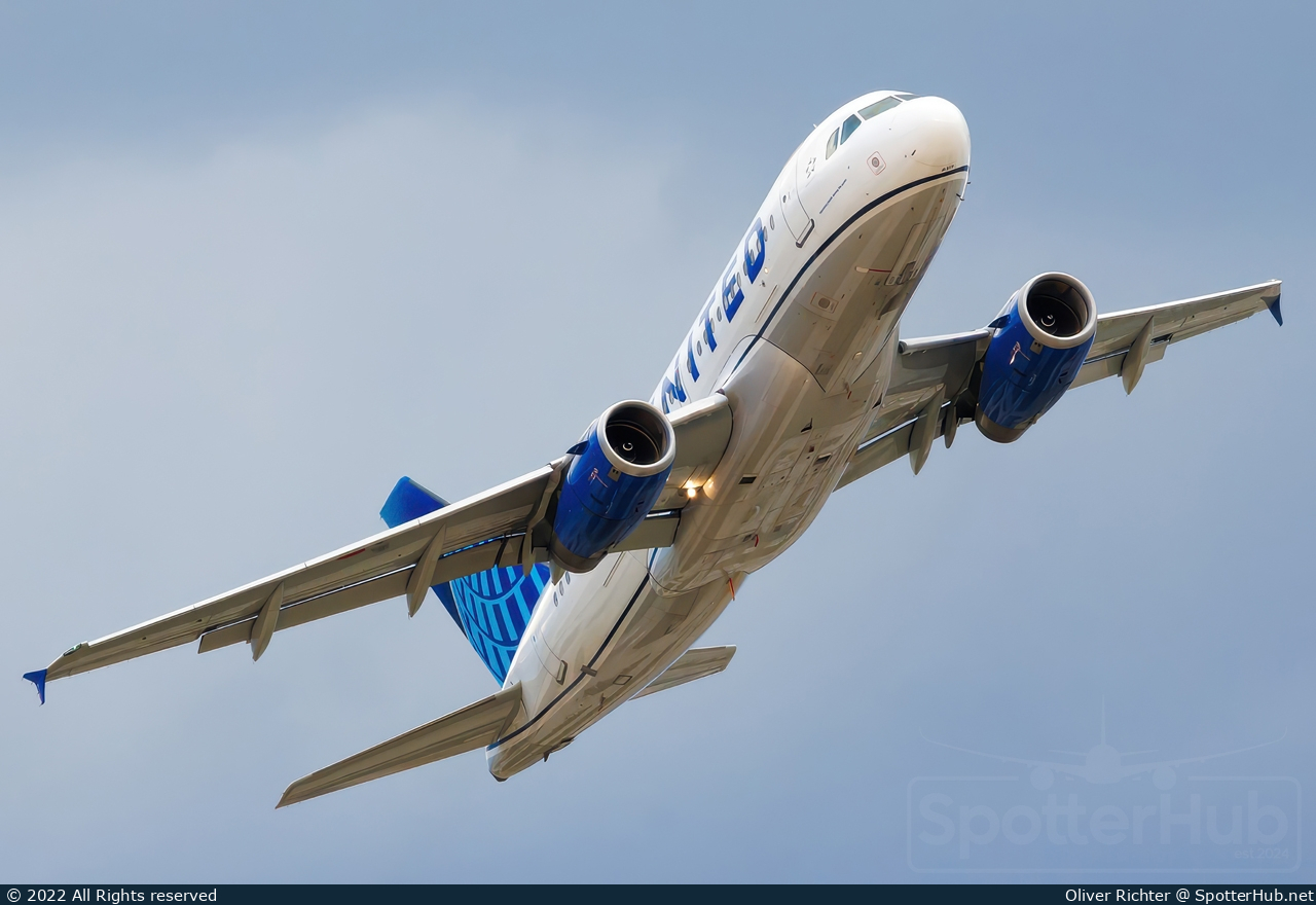 Photo of N824UA - Airbus A319-131 operated by United Airlines