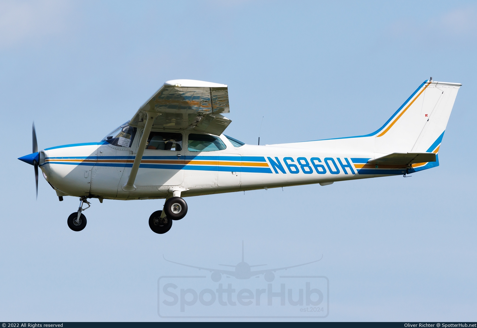 Photo of N6860H - Cessna 172M Skyhawk operated by University of Michigan Flyers