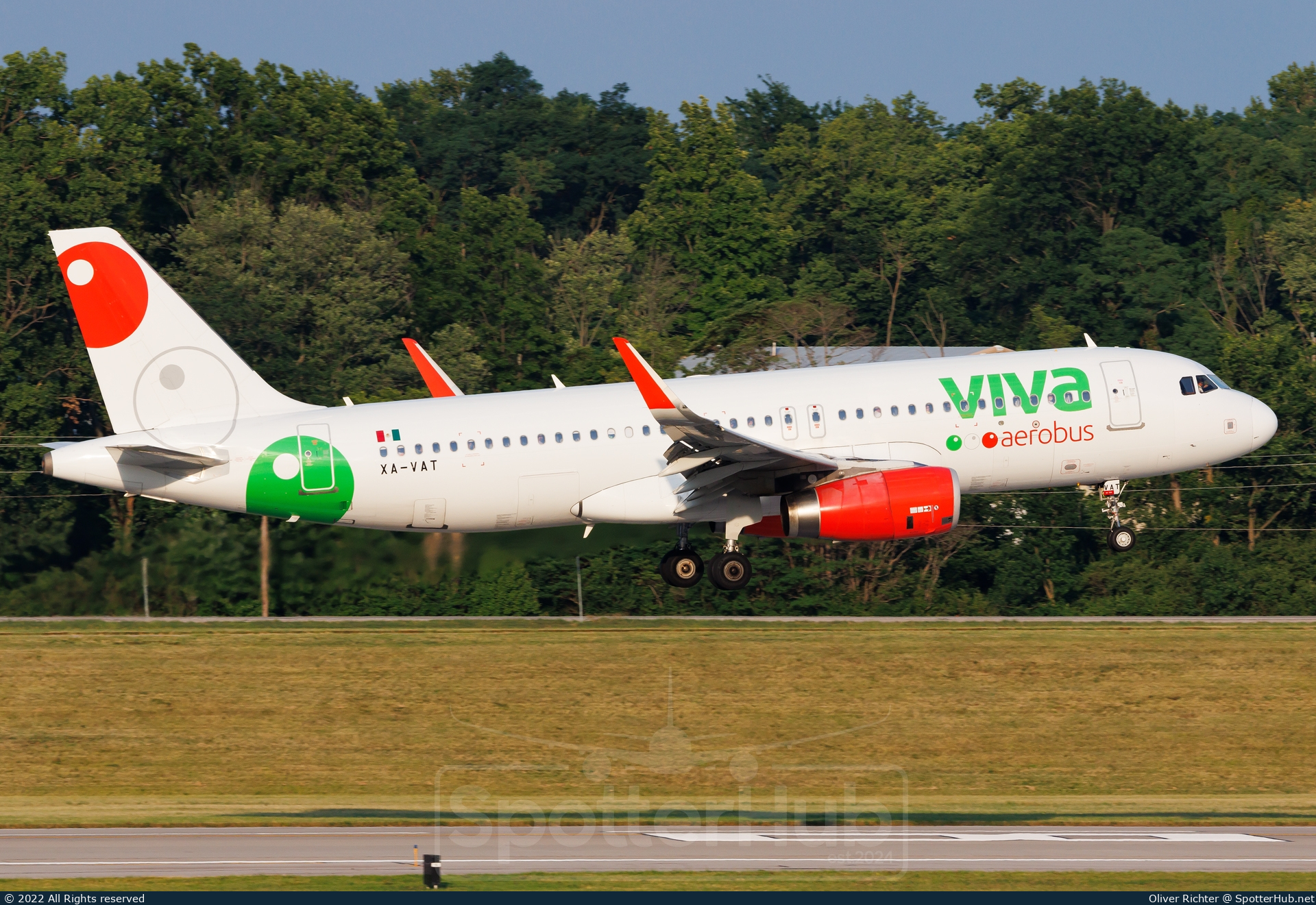 Photo of XA-VAT - Airbus A320-232 operated by Viva Aerobus