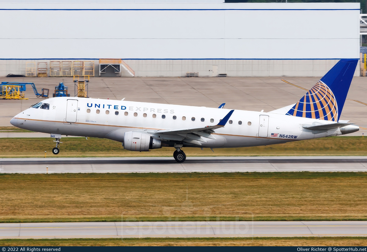 Photo of N642RW - Embraer ERJ-170SE operated by United Express (opb Republic Airways)