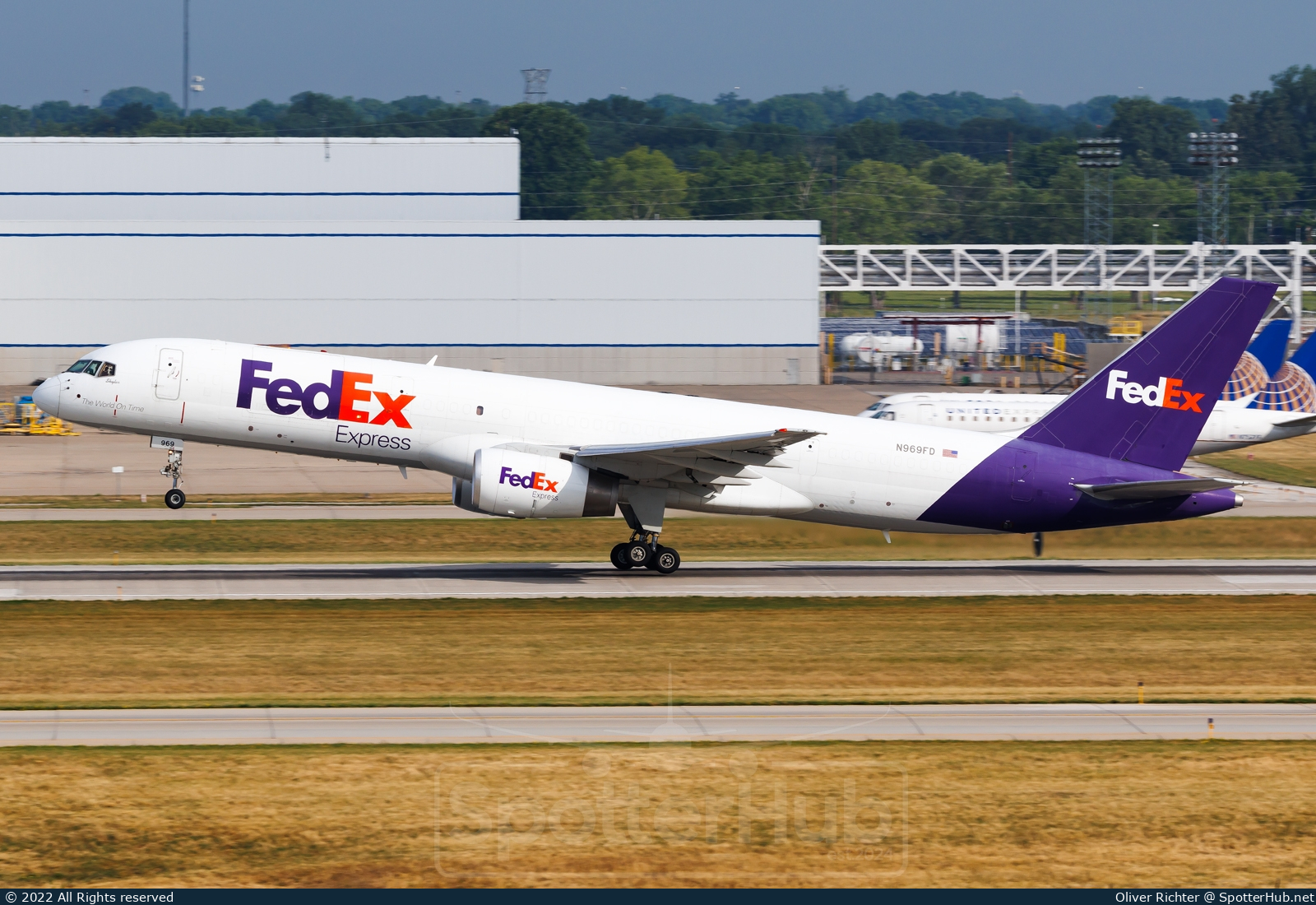 Photo of N969FD - Boeing 757-28A(SF) operated by FedEx