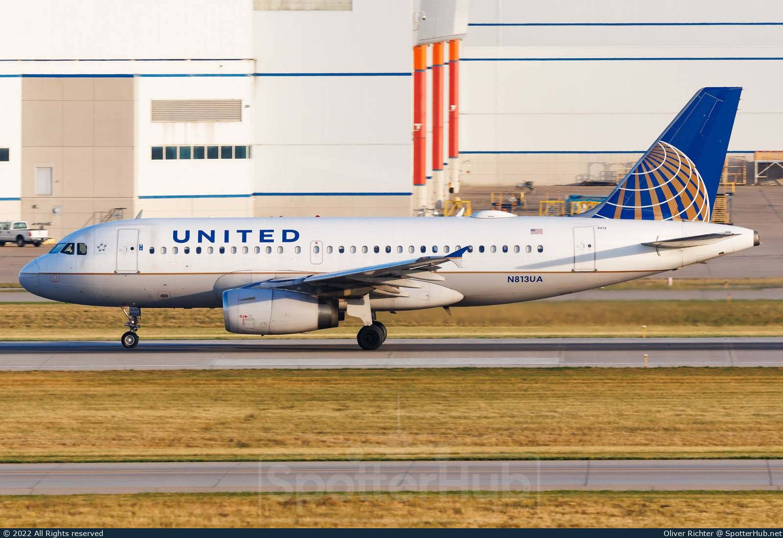 Photo of N813UA - Airbus A319-131 operated by United Airlines