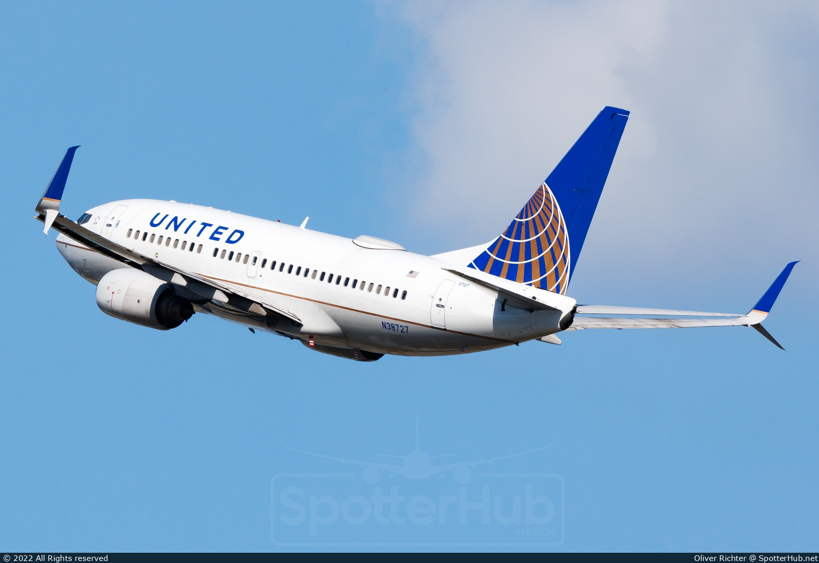 Photo of N38727 - Boeing 737-724 operated by United Airlines