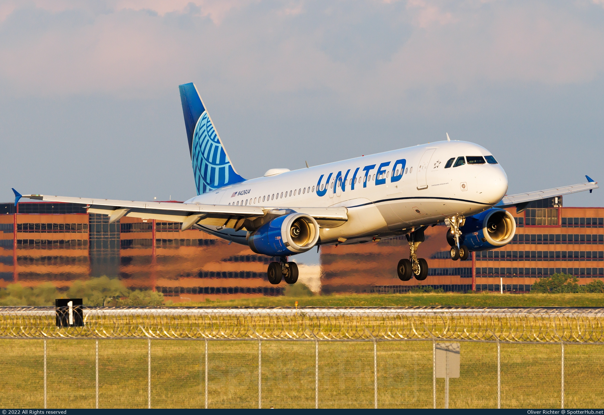 Photo of N426UA - Airbus A320-232 operated by United Airlines