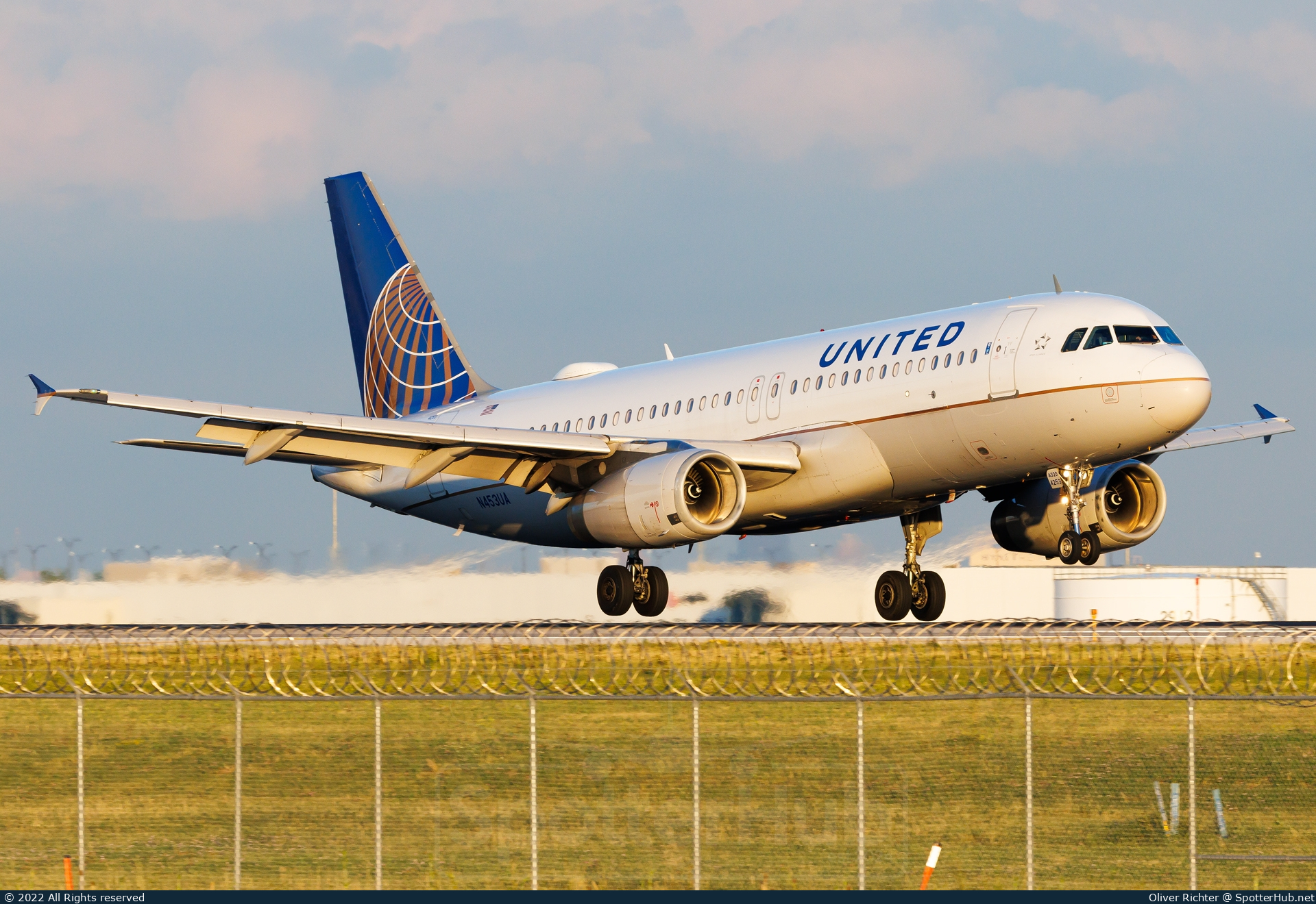 Photo of N453UA - Airbus A320-232 operated by United Airlines