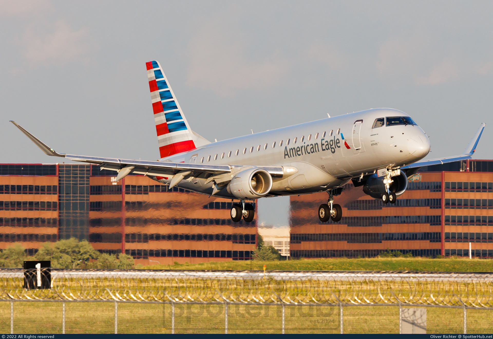 Photo of N280NN - Embraer ERJ-175LR operated by American Eagle (opb Envoy Air)