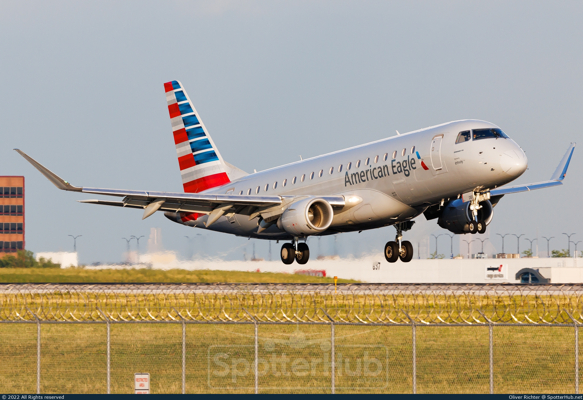 Photo of N281NN - Embraer ERJ-175LR operated by American Eagle (opb Envoy Air)