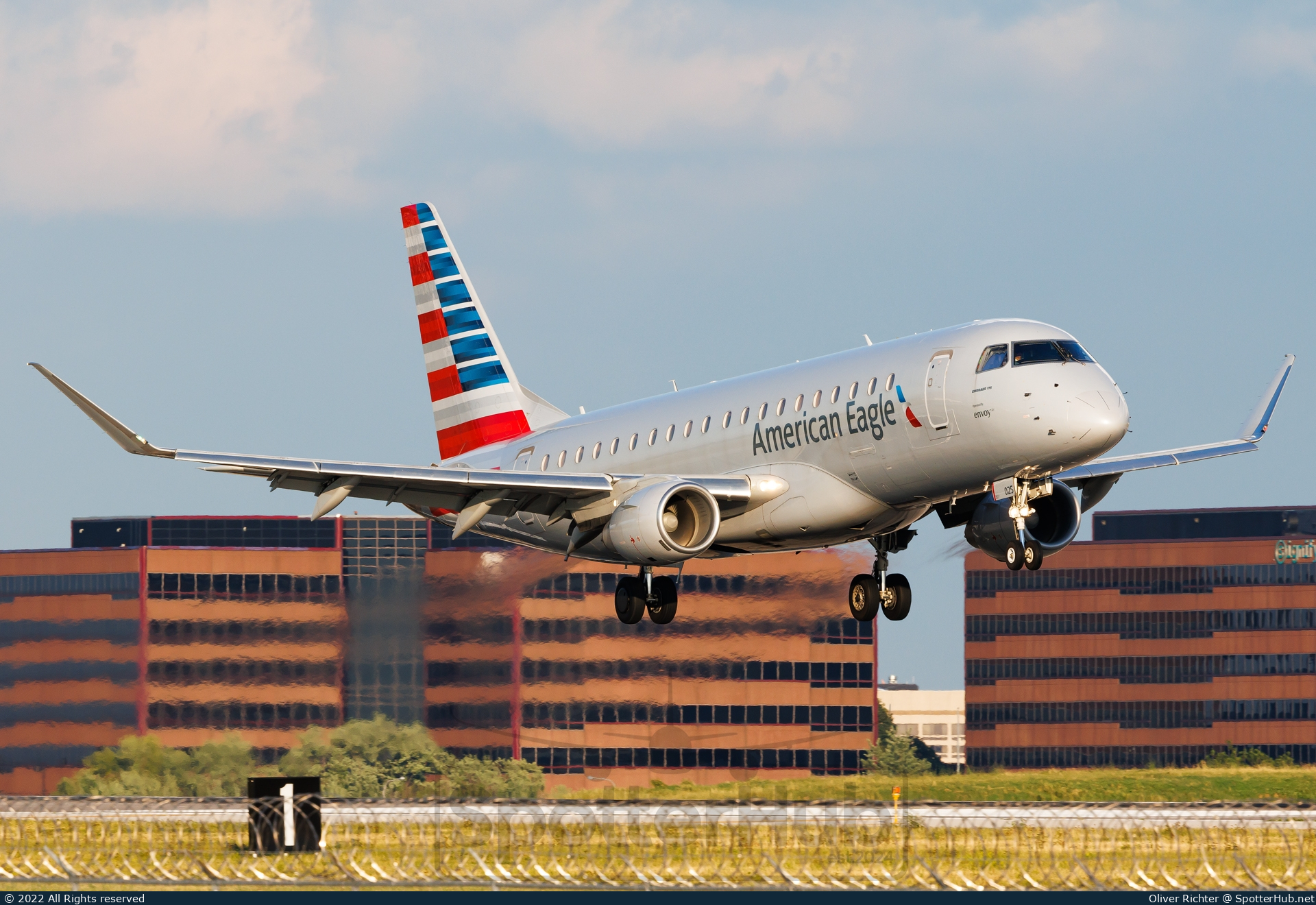 Photo of N225NN - Embraer ERJ-175LR operated by American Eagle (opb Envoy Air)